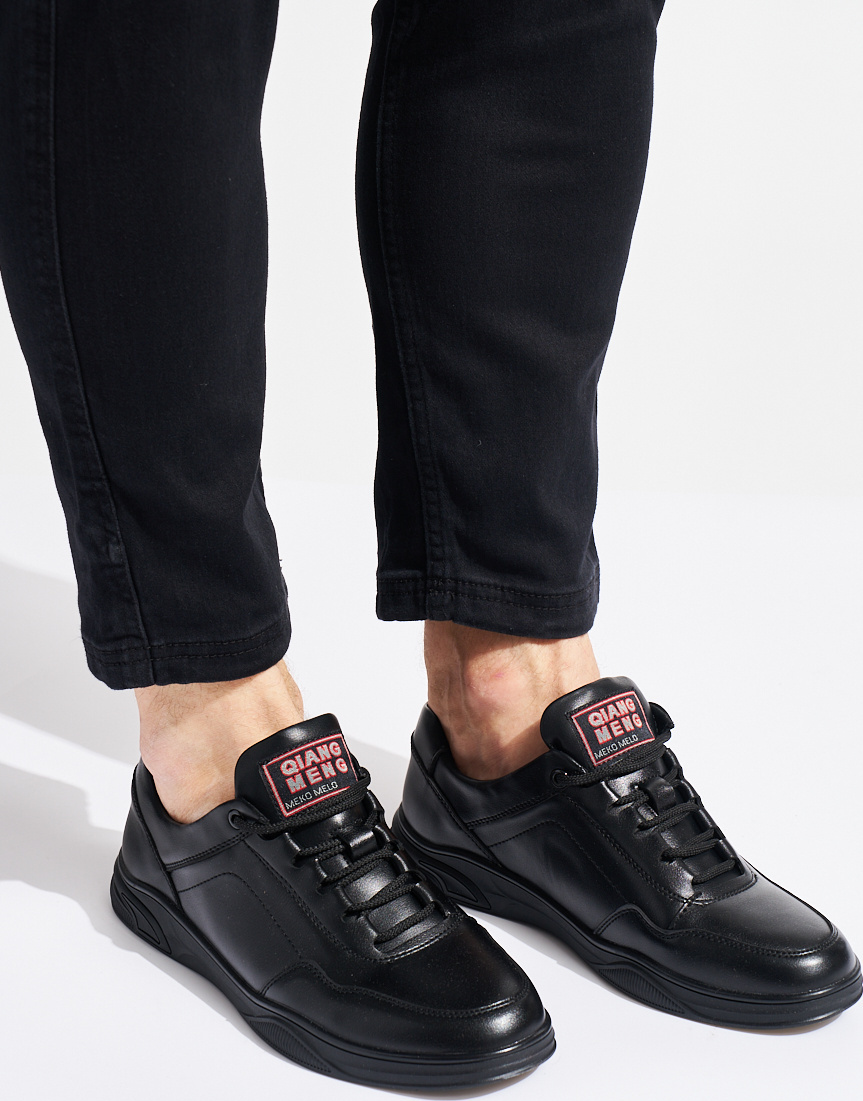 Čierne lesklé pánske športové topánky na šnurovanie V-RS66118B-M Veľkosť: 40