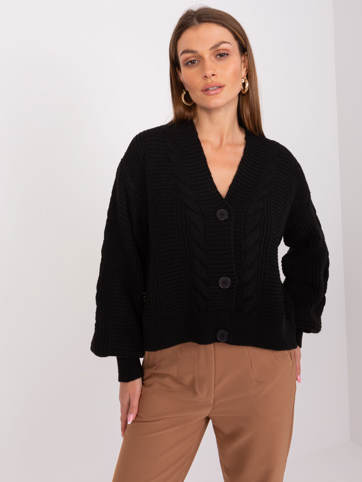 Čierny sveter na gombíky s vrkôčikovým vzorom LC-SW-0588.21X-black Veľkosť: ONE SIZE