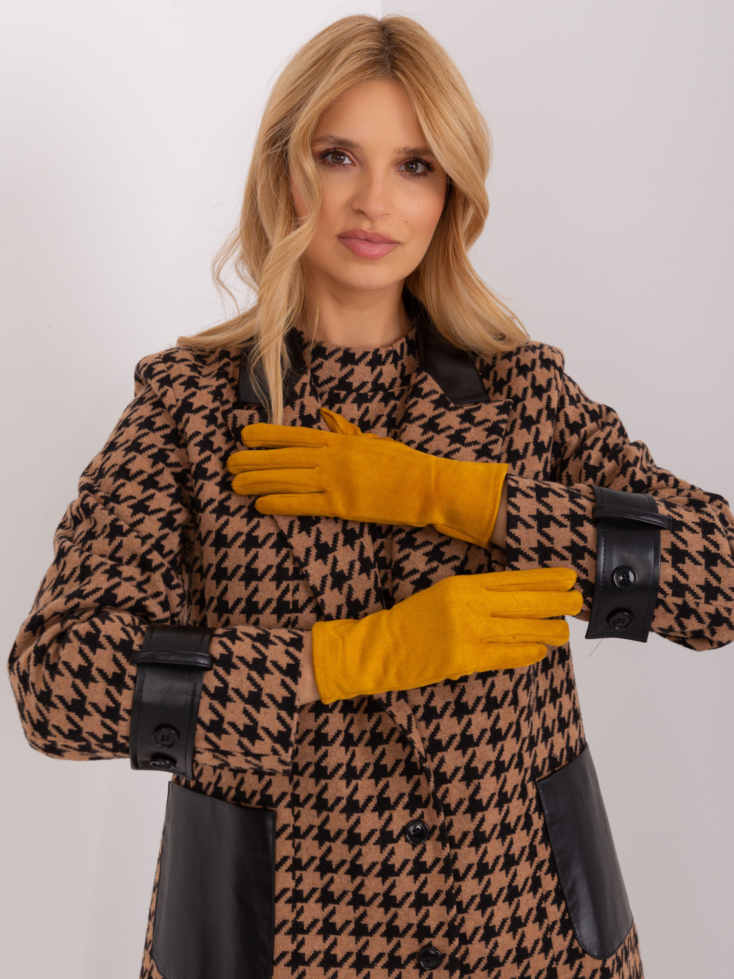Horčicové zateplené rukavice AT-RK-2370.99-dark yellow Veľkosť: L/XL