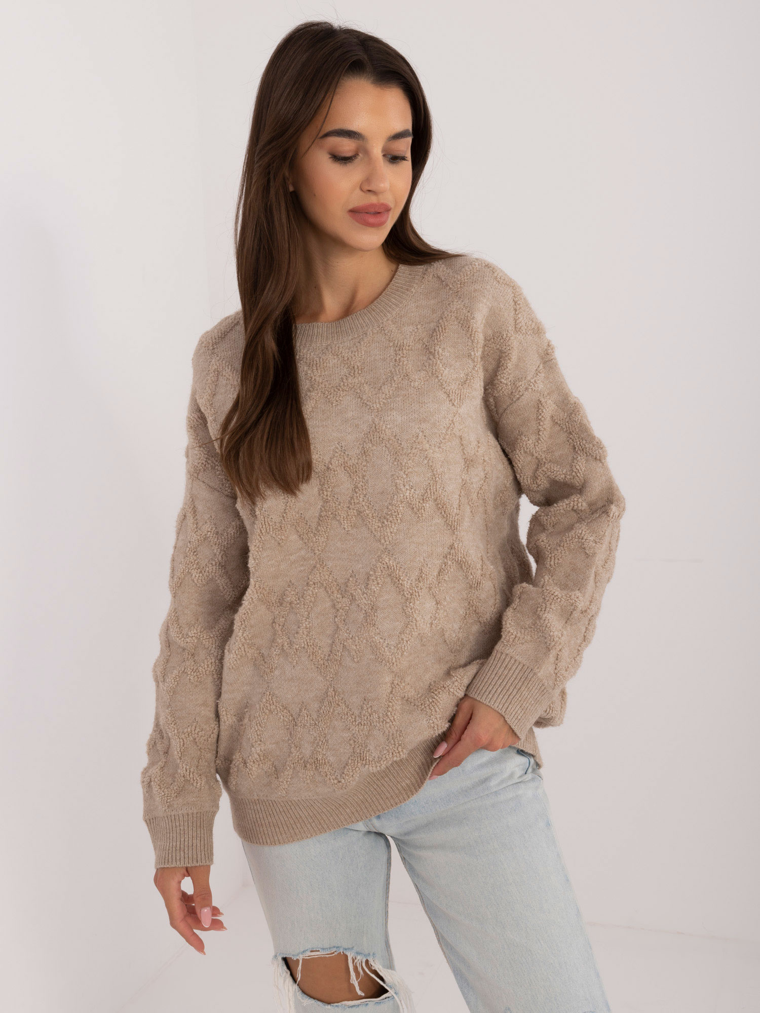 Béžový dámsky sveter s okrúhlym výstrihom AT-SW-2361.61-BEIGE Veľkosť: ONE SIZE