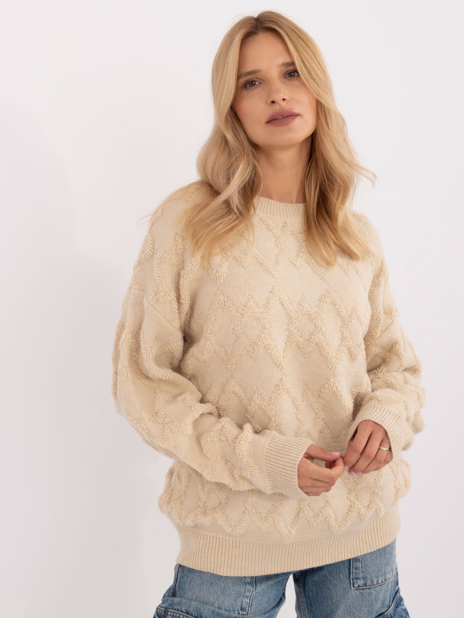 Béžový dámsky sveter s okrúhlym výstrihom AT-SW-2361.61-beige Veľkosť: ONE SIZE