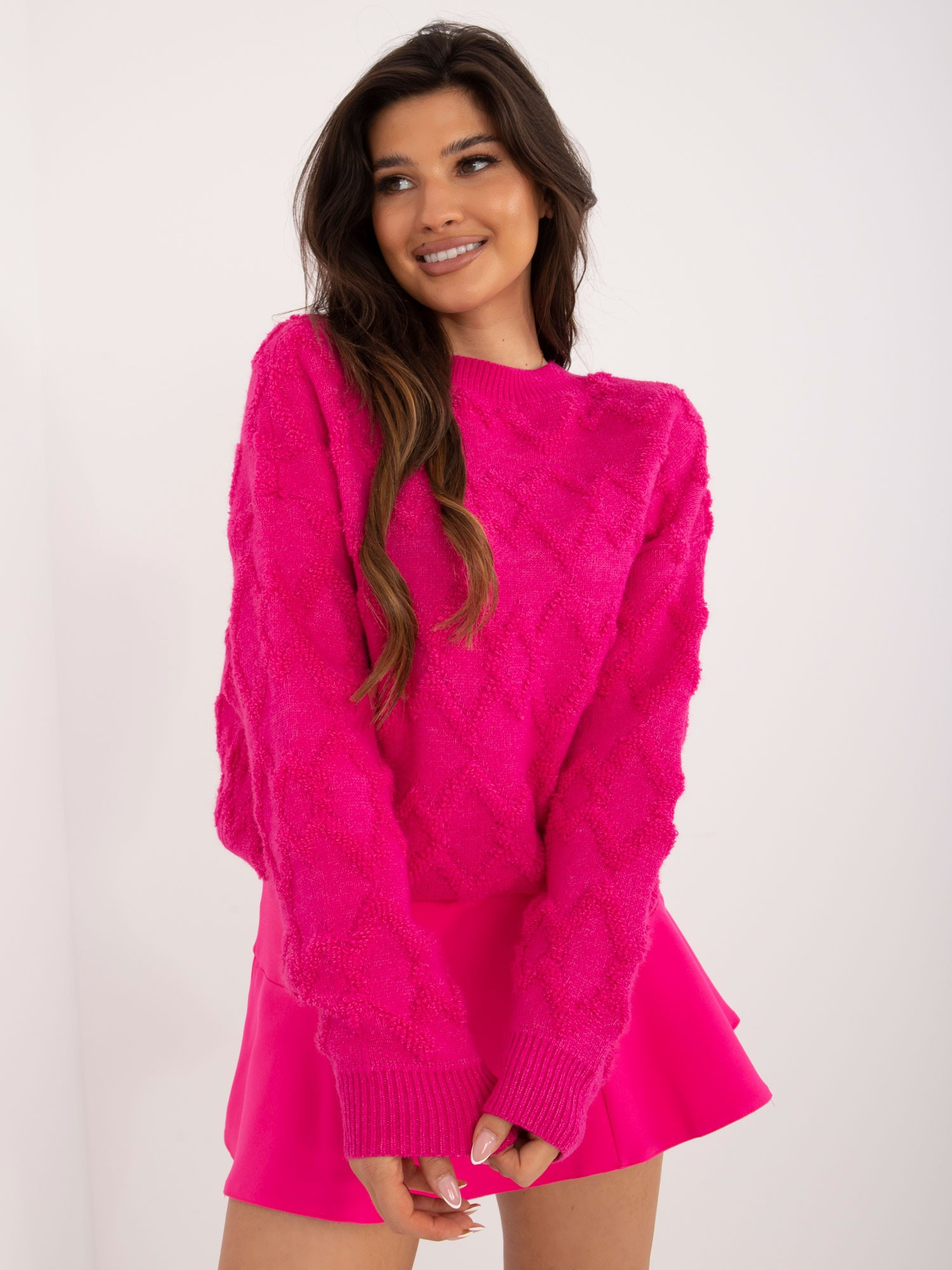 Tmavoružový dámsky sveter s okrúhlym výstrihom AT-SW-2361.61-dark pink Veľkosť: ONE SIZE