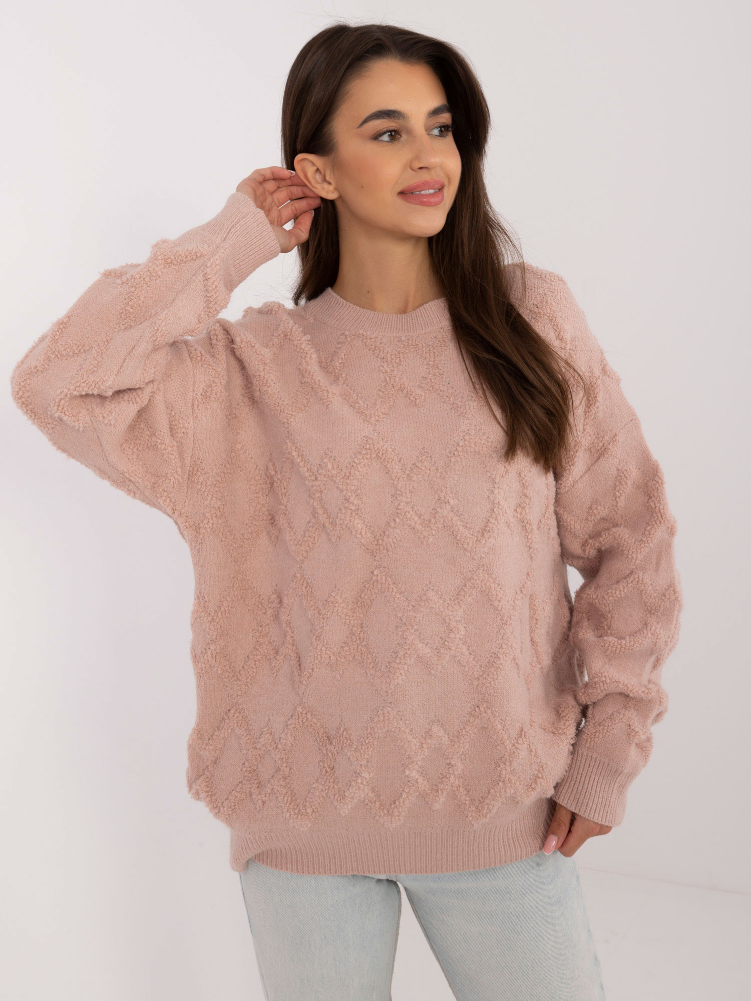 Svetloružový dámsky sveter s okrúhlym výstrihom AT-SW-2361.61-pink Veľkosť: ONE SIZE