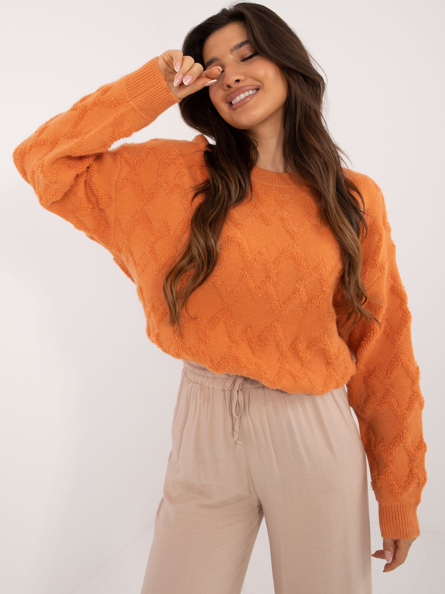 Oranžový dámsky sveter s okrúhlym výstrihom AT-SW-2361.61-orange Veľkosť: ONE SIZE