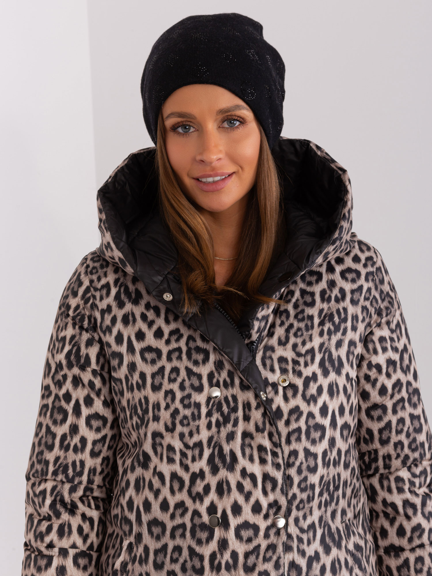 Čierna zimná čiapka s kamienkami AT-CZ-2325.96-black Veľkosť: ONE SIZE