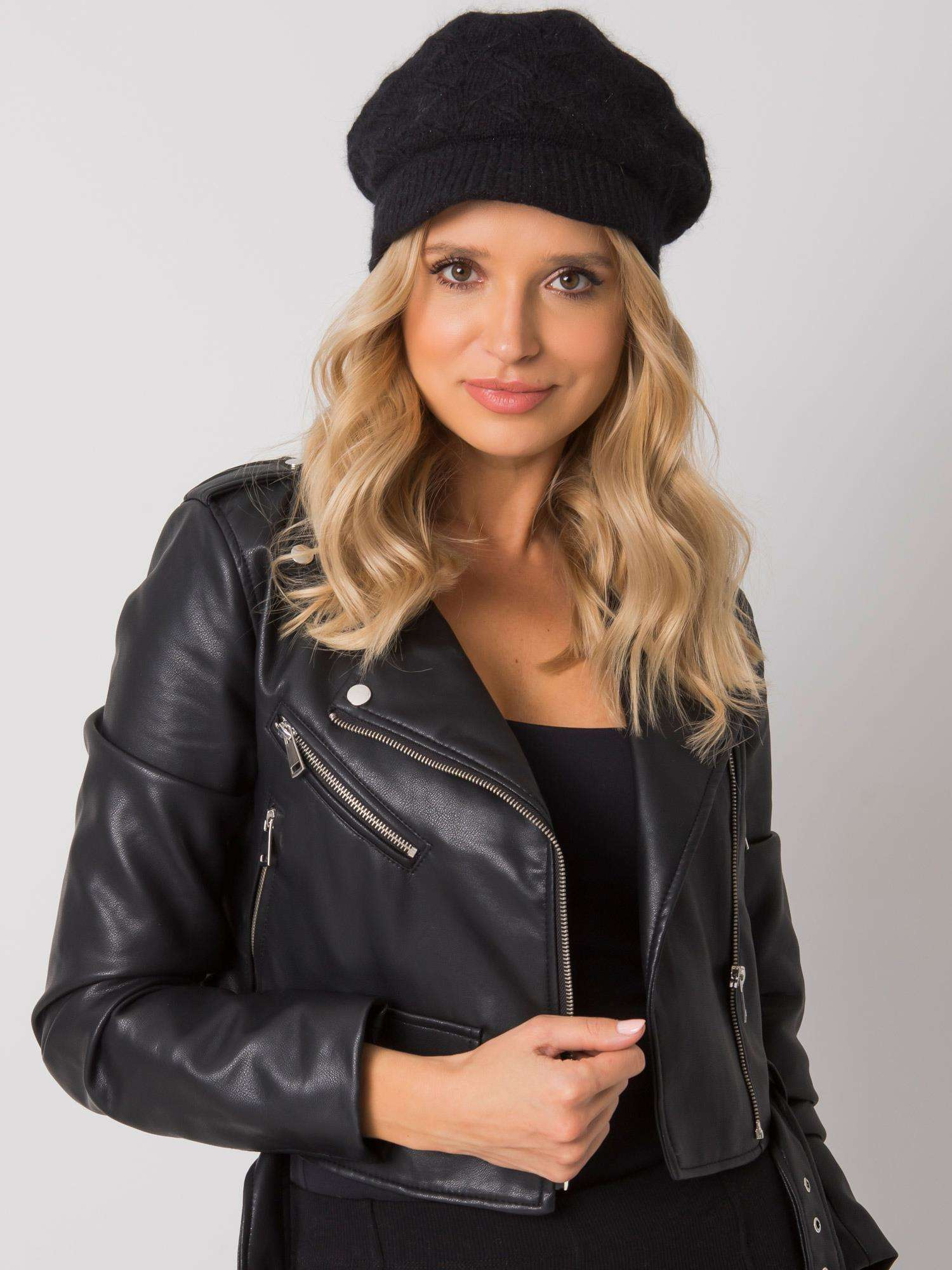 Čierna pletená čiapka so šiltom AT-CZ-H-615-black Veľkosť: ONE SIZE