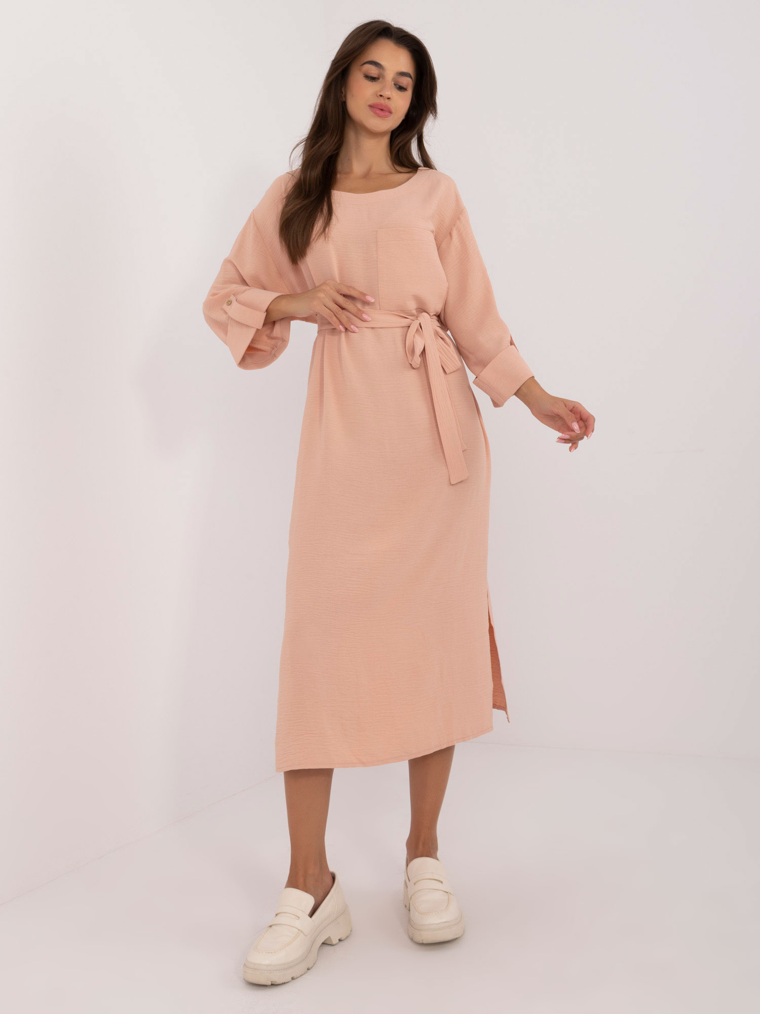 Broskyňové voľné šaty s pásikom LK-SK-509694.61-peach Veľkosť: S/M