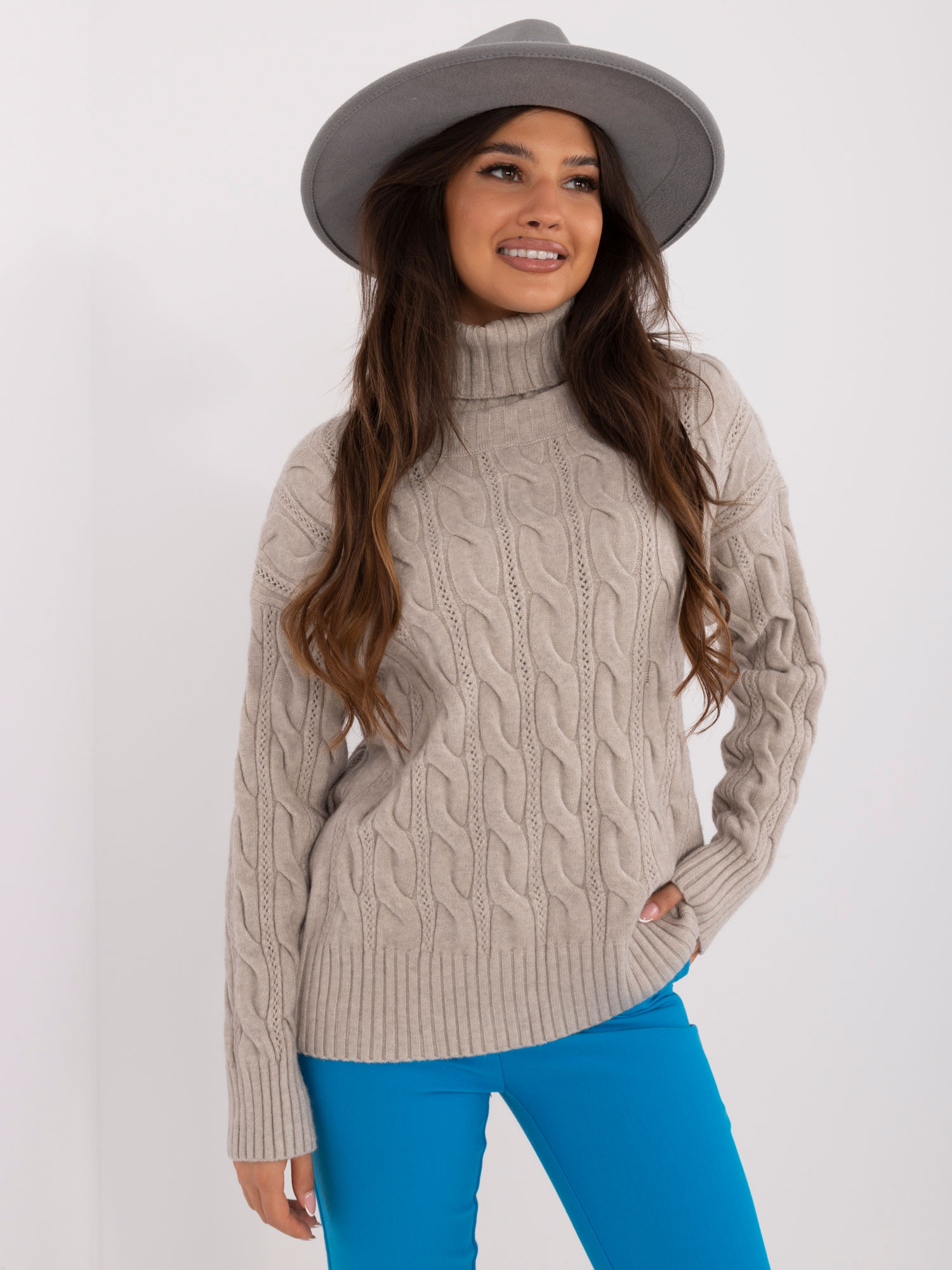 Svetlosivý vrkôčikový sveter s rolákom AT-SW-23445.00-light grey Veľkosť: ONE SIZE