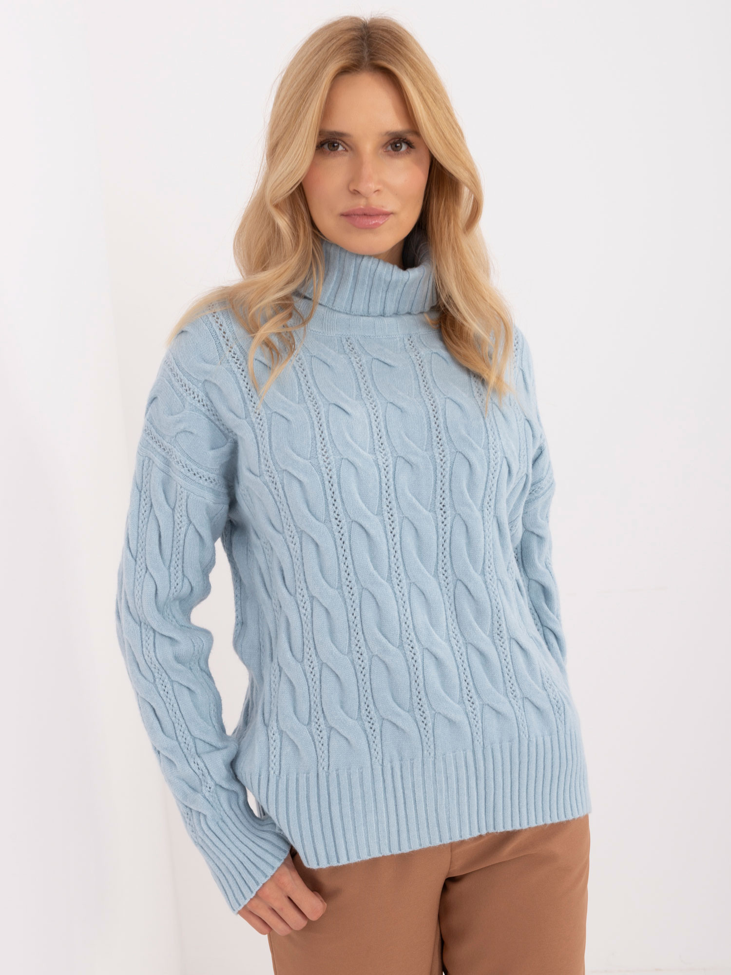 Svetlomodrý vrkôčikový sveter s rolákom AT-SW-23445.00-light blue Veľkosť: ONE SIZE