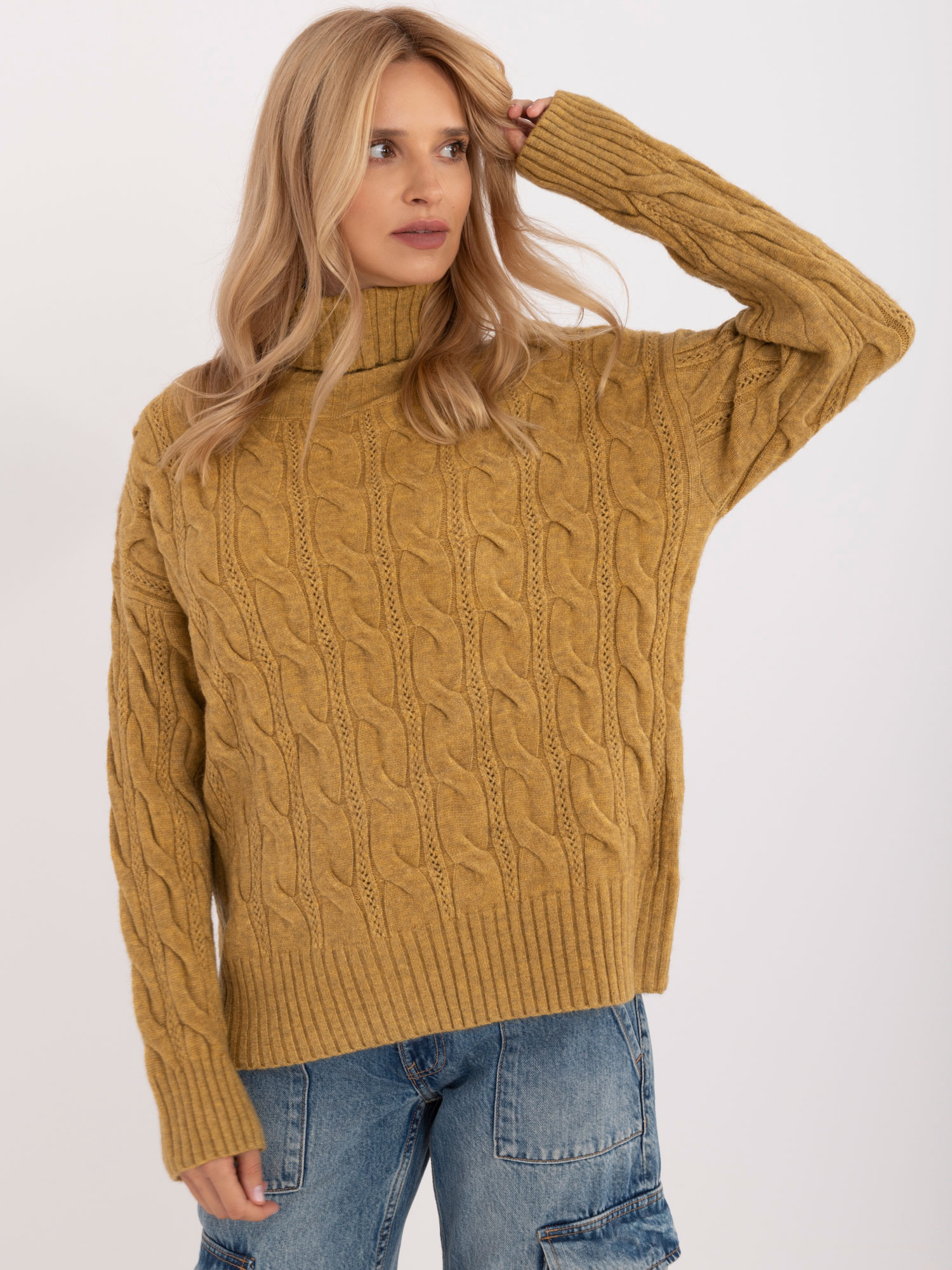 Olivový vrkôčikový sveter s rolákom AT-SW-23445.00-olive Veľkosť: ONE SIZE