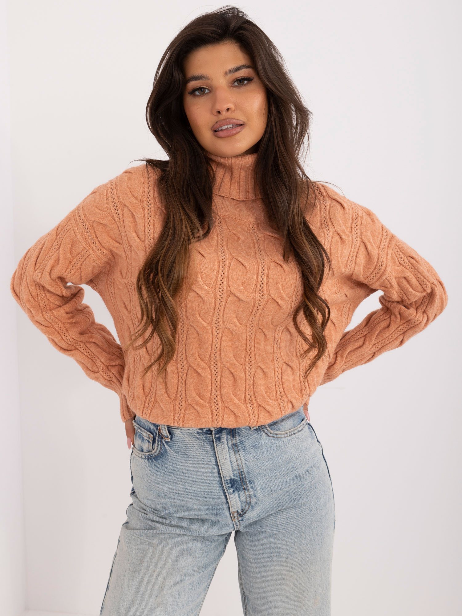 Svetlo oranžový vrkôčikový sveter s rolákom AT-SW-23445.00-light orange Veľkosť: ONE SIZE