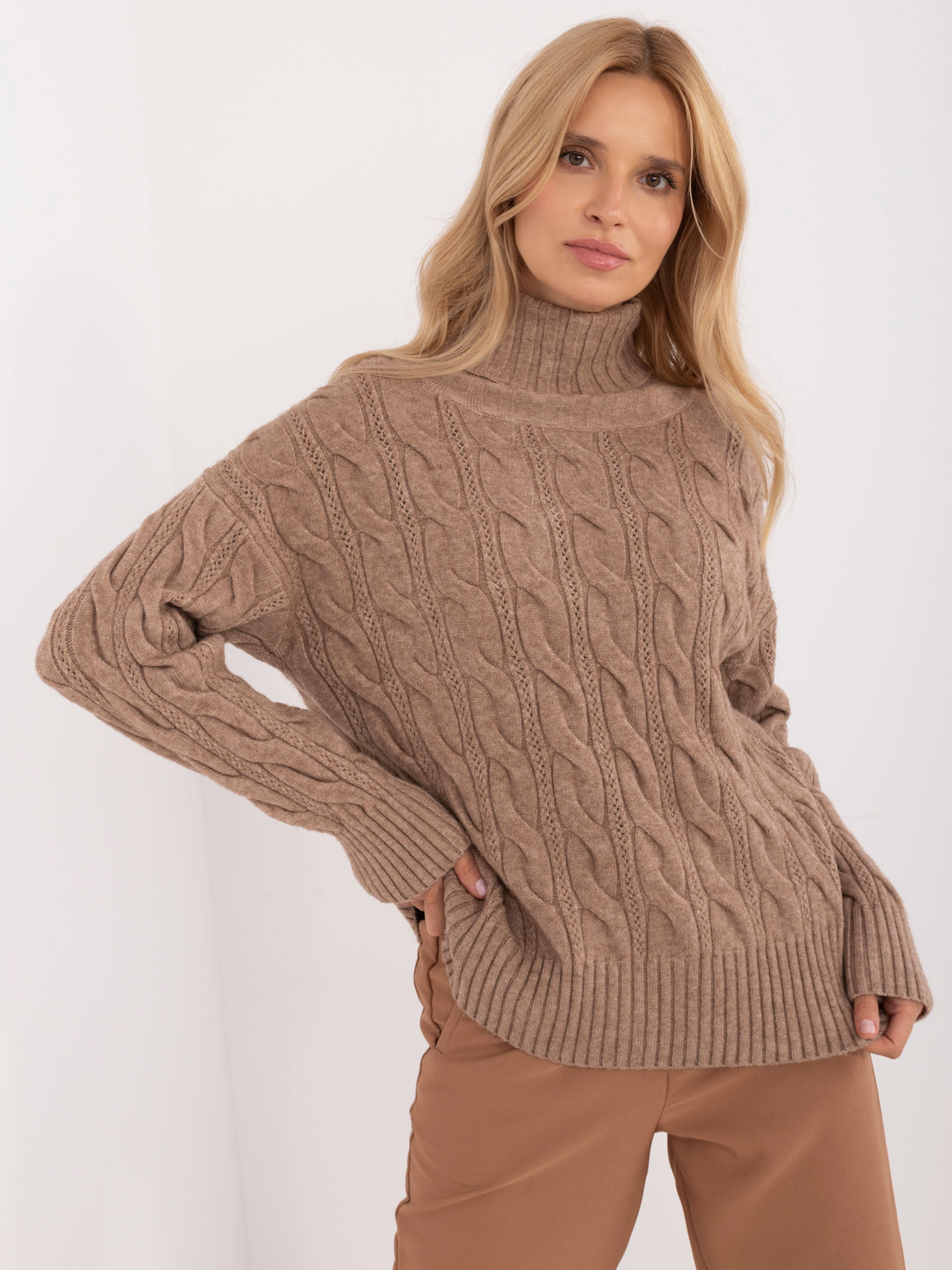 Tmavobéžový vrkôčikový sveter s rolákom AT-SW-23445.00-dark beige Veľkosť: ONE SIZE