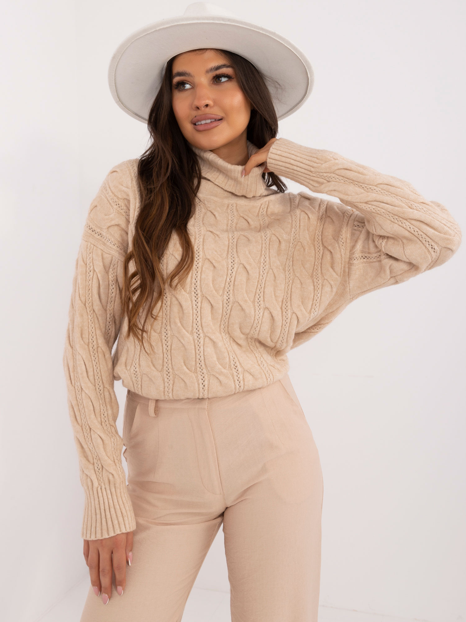 Béžový vrkôčikový sveter s rolákom AT-SW-23445.00-beige Veľkosť: ONE SIZE