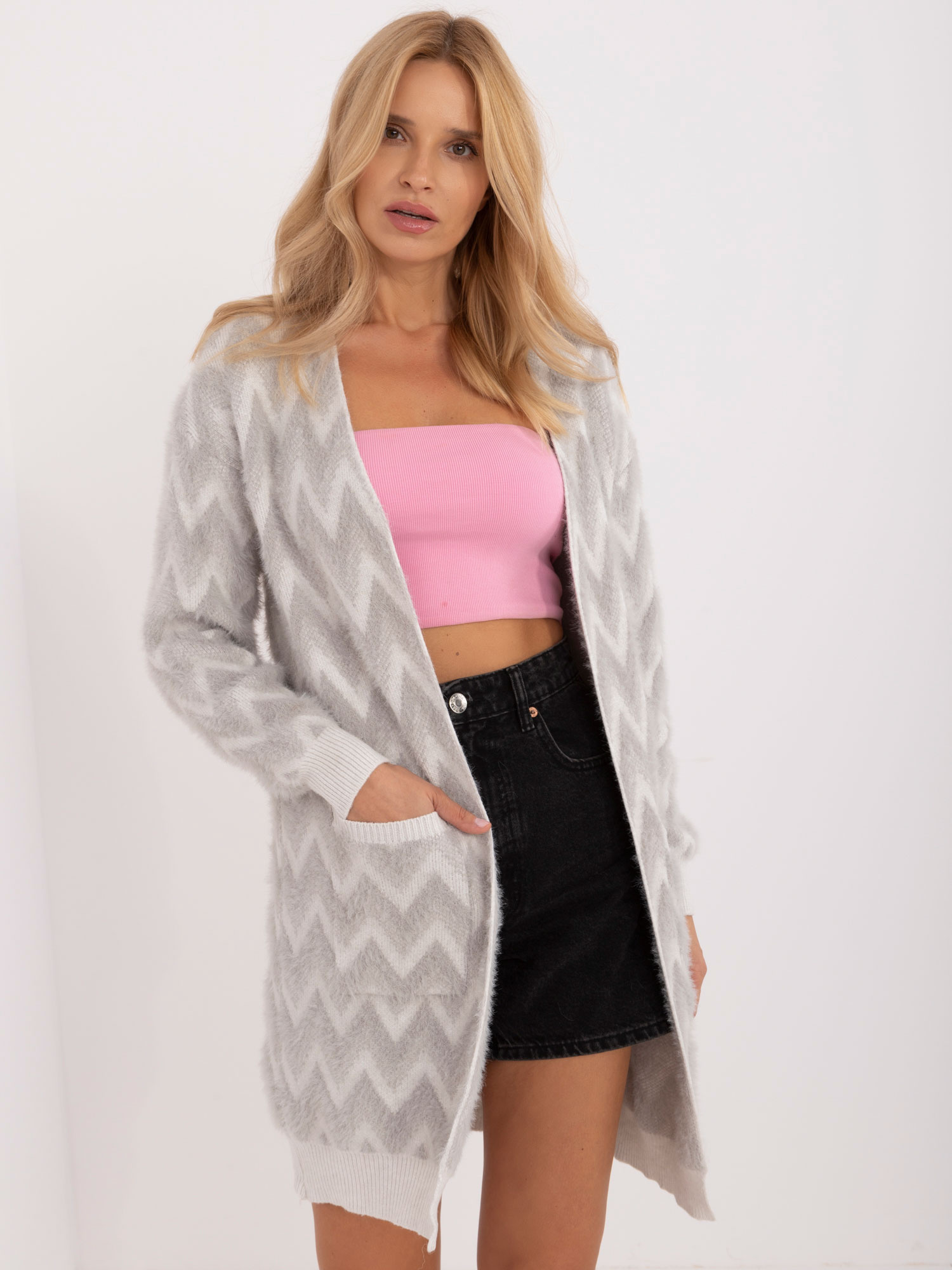 Sivý dámsky vzorovaný kardigán bez zapínania AT-SW-2340-A.00-grey Veľkosť: ONE SIZE