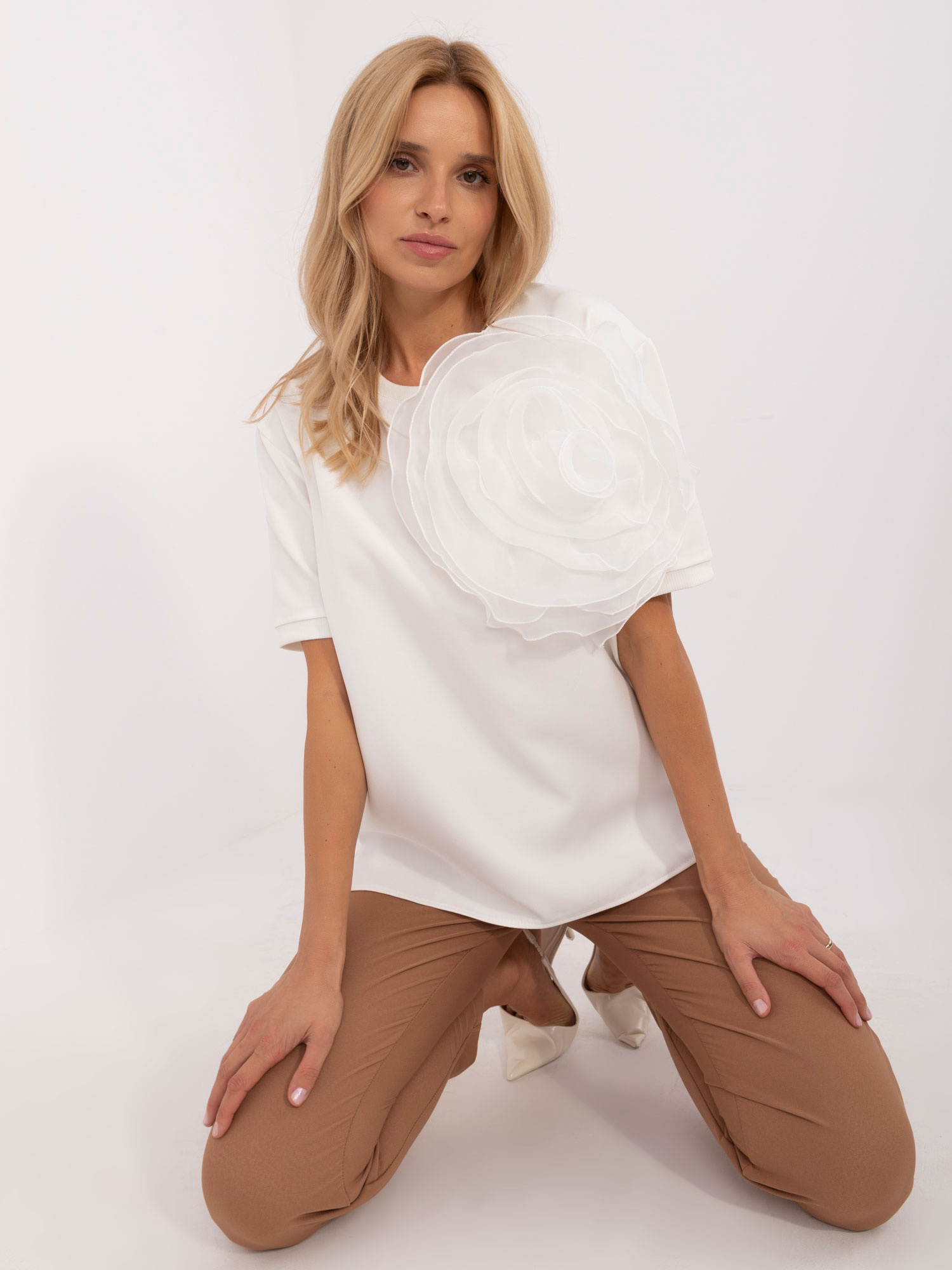 Smotanová blúzka s kvetinou LK-BZ-509686.92-ecru Veľkosť: S/M