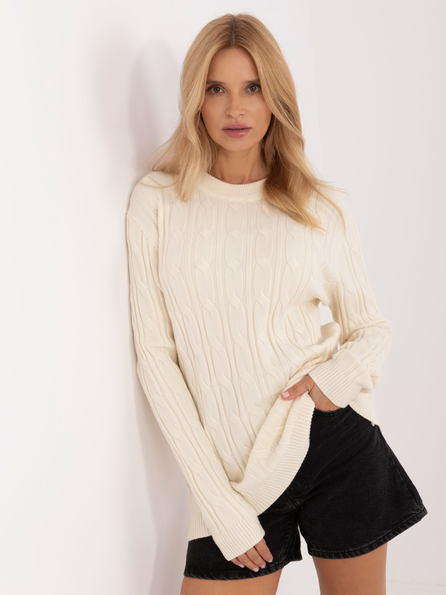 Smotanový klasický pletený sveter -AT-SW-2343.88-ecru Veľkosť: ONE SIZE