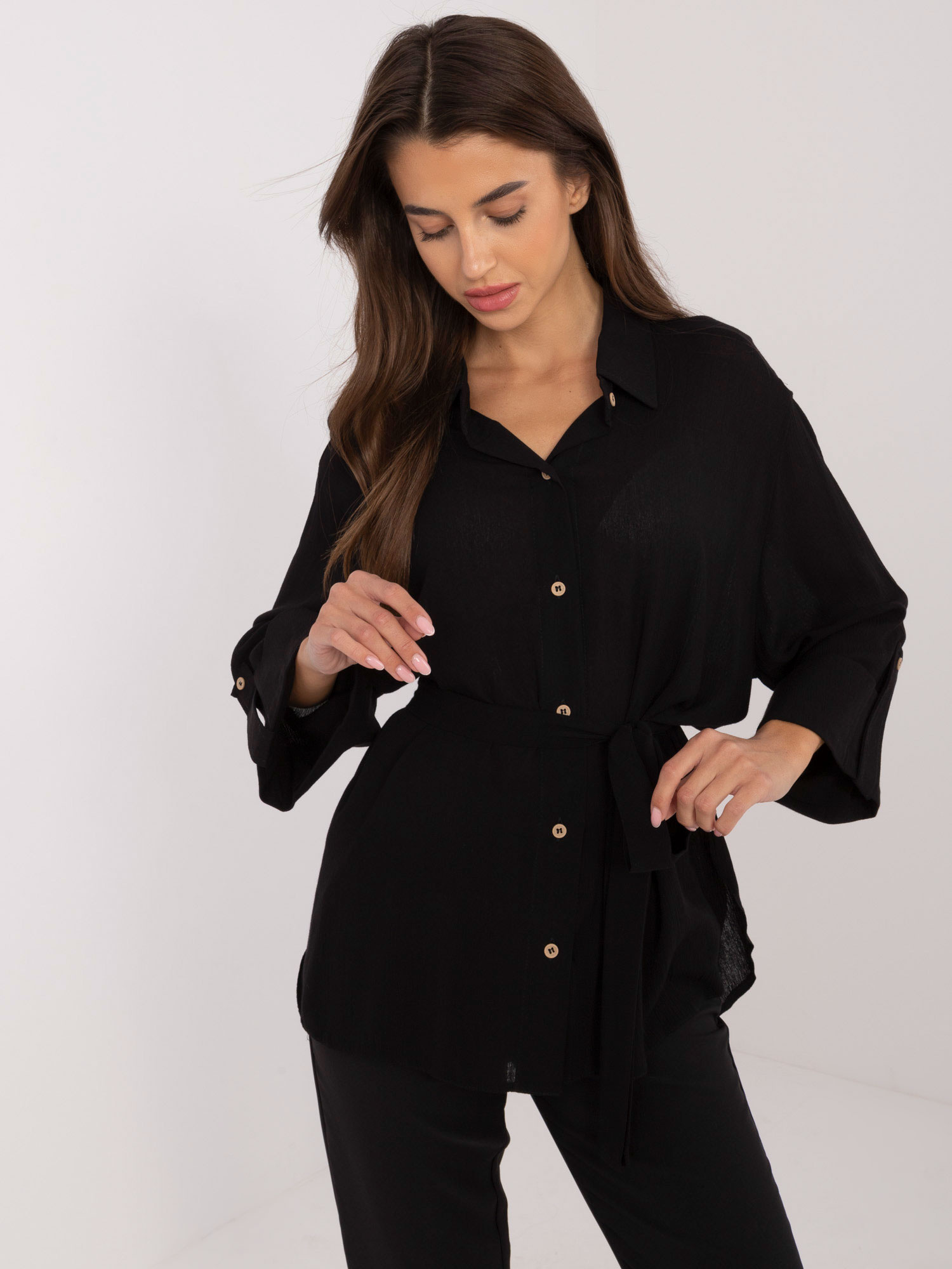 Čierna oversize košeľa s golierom LK-KS-509698.79-black Veľkosť: S/M
