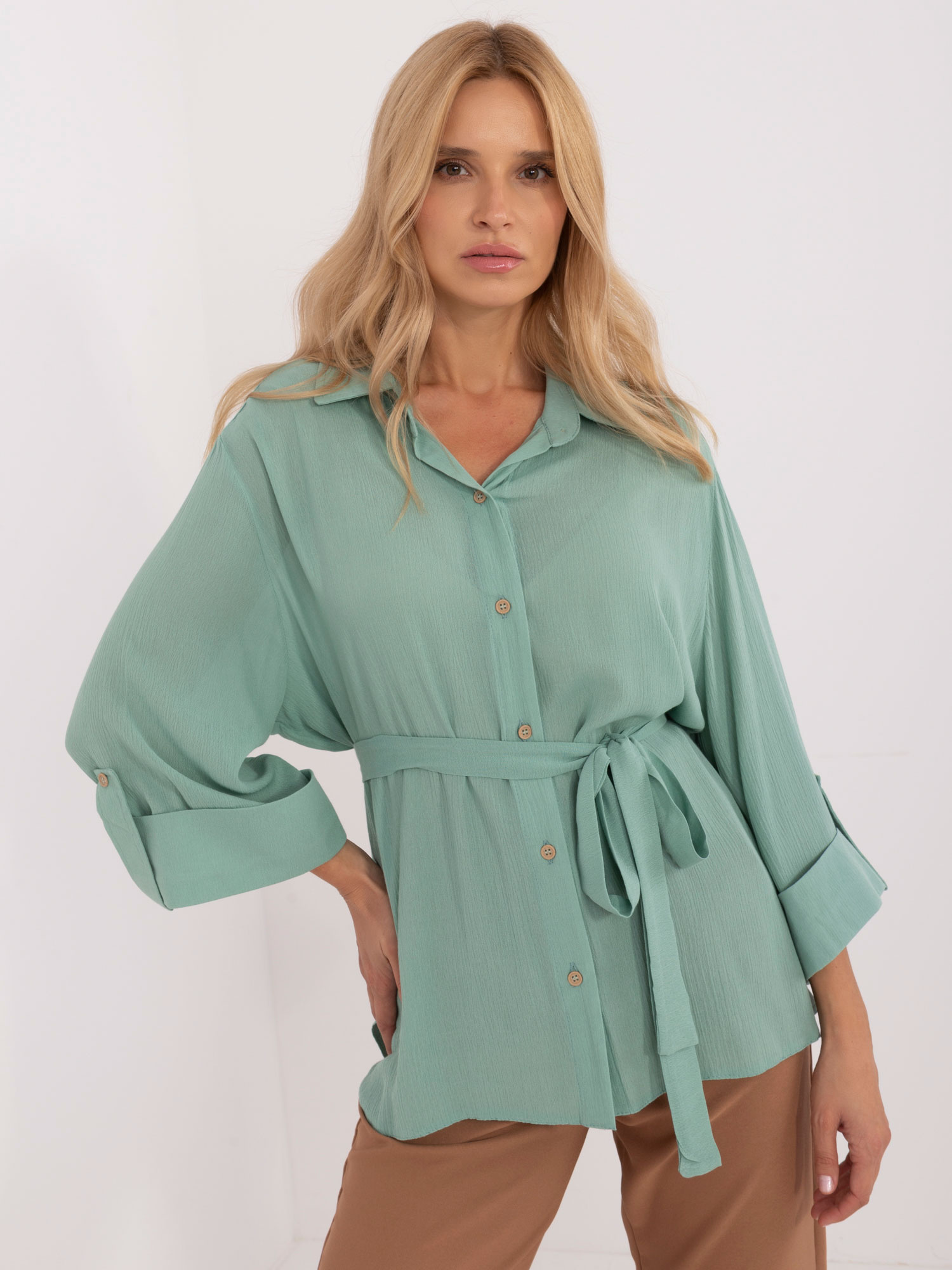 Pistáciová oversize košeľa s golierom LK-KS-509698.79-green Veľkosť: L/XL