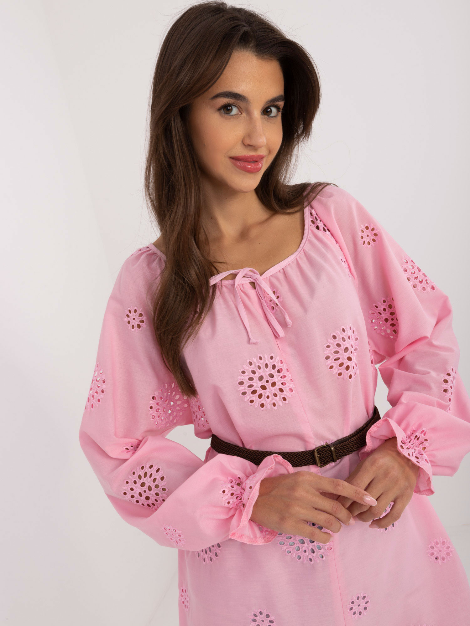 Ružová madeirová blúzka s naberanými rukávmi LK-BZ-509747.80-pink Veľkosť: S/M