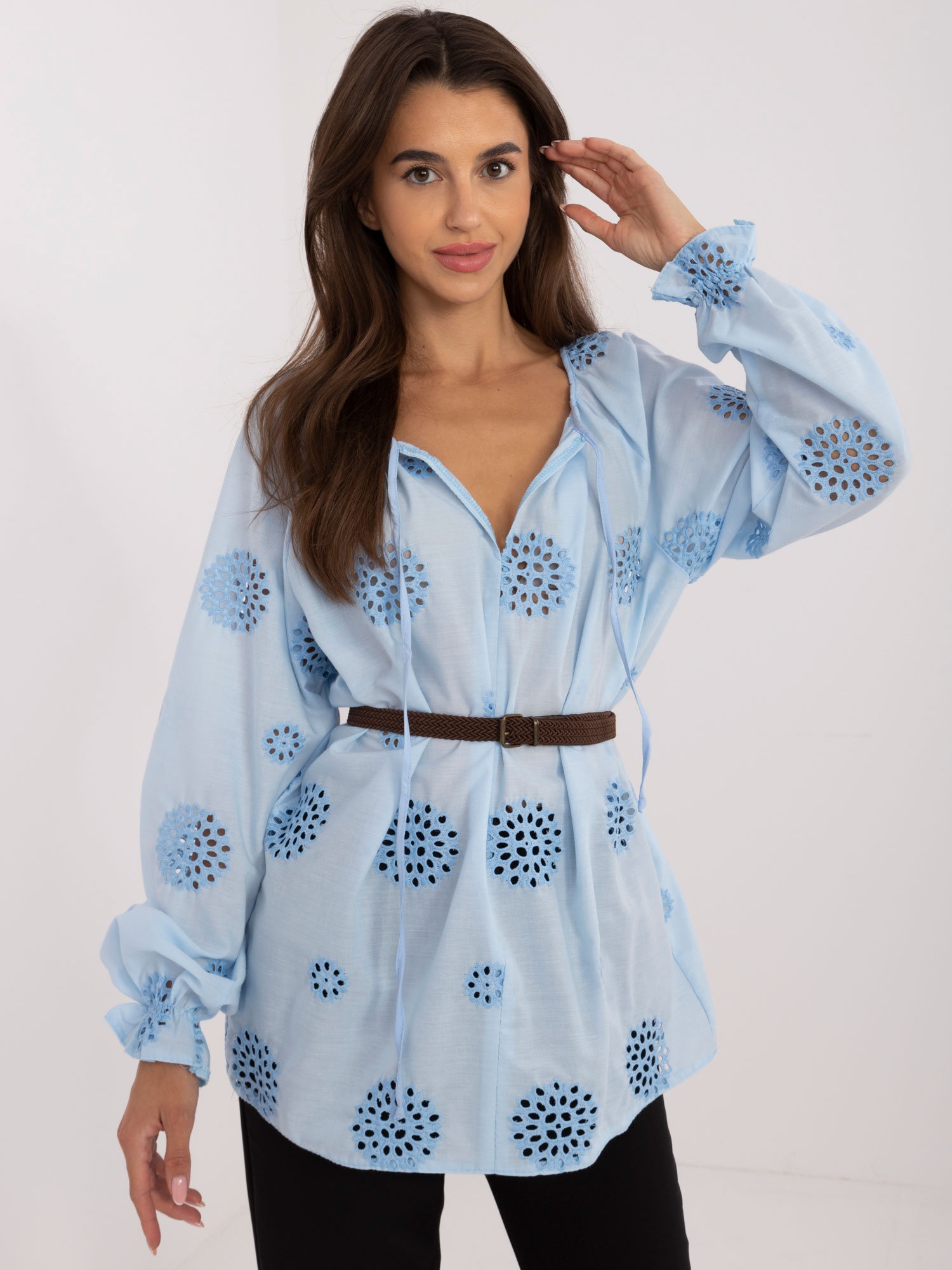 Svetlomodrá madeirová blúzka s naberanými rukávmi LK-BZ-509747.80-light blue Veľkosť: S/M