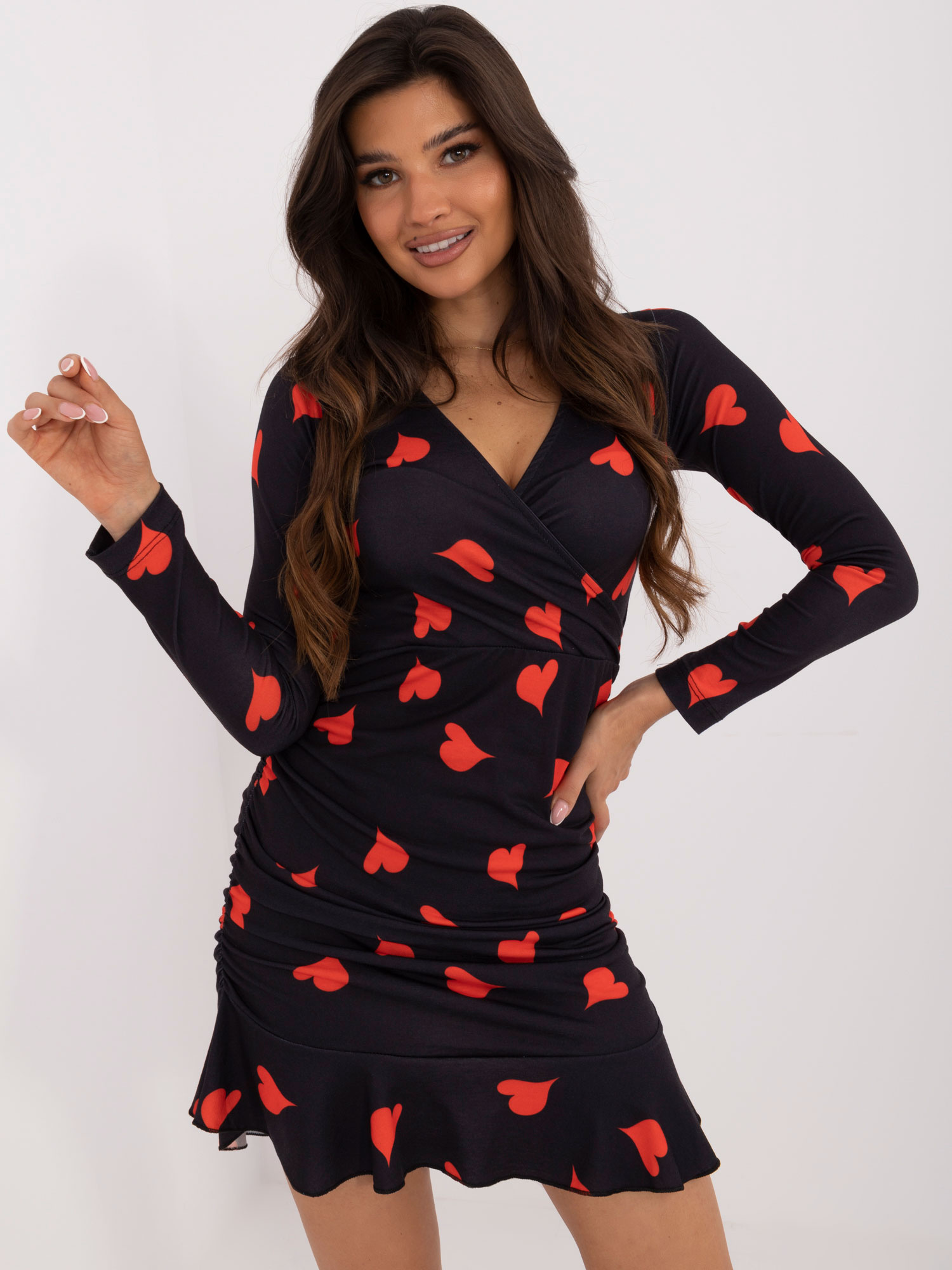 Čierno-červené riasené koktejlové šaty so srdiečkami FN-SK-4653-2.49-black-red Veľkosť: ONE SIZE