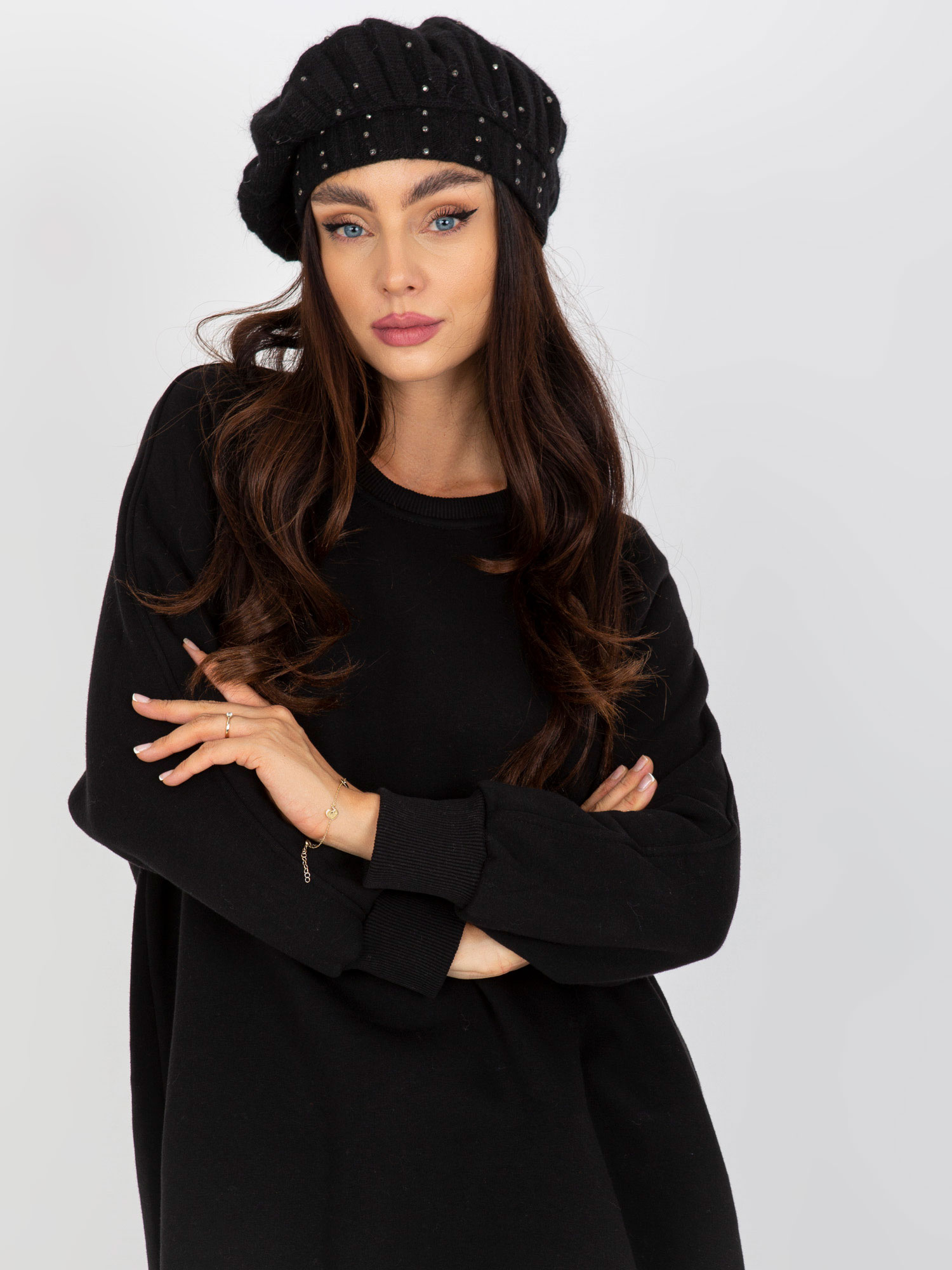 Čierny baret s kamienkami AT-SK-DM-39055-3-black Veľkosť: ONE SIZE