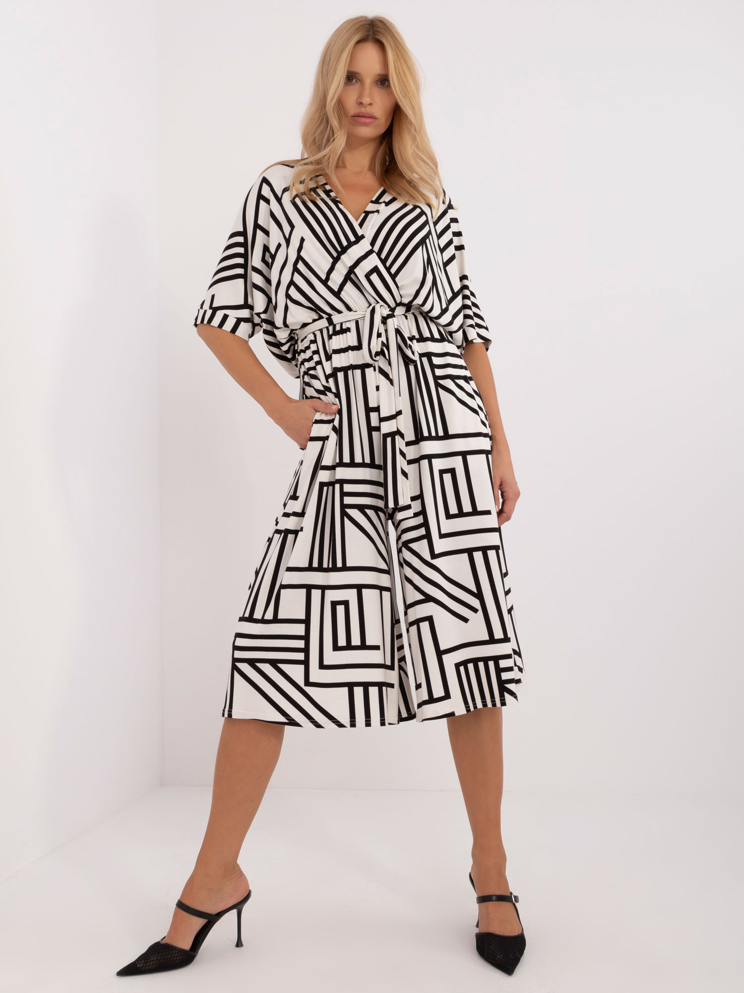 Ecru dámsky overal s čiernymi vzormi LK-KO-509727.91-ecru Veľkosť: S/M