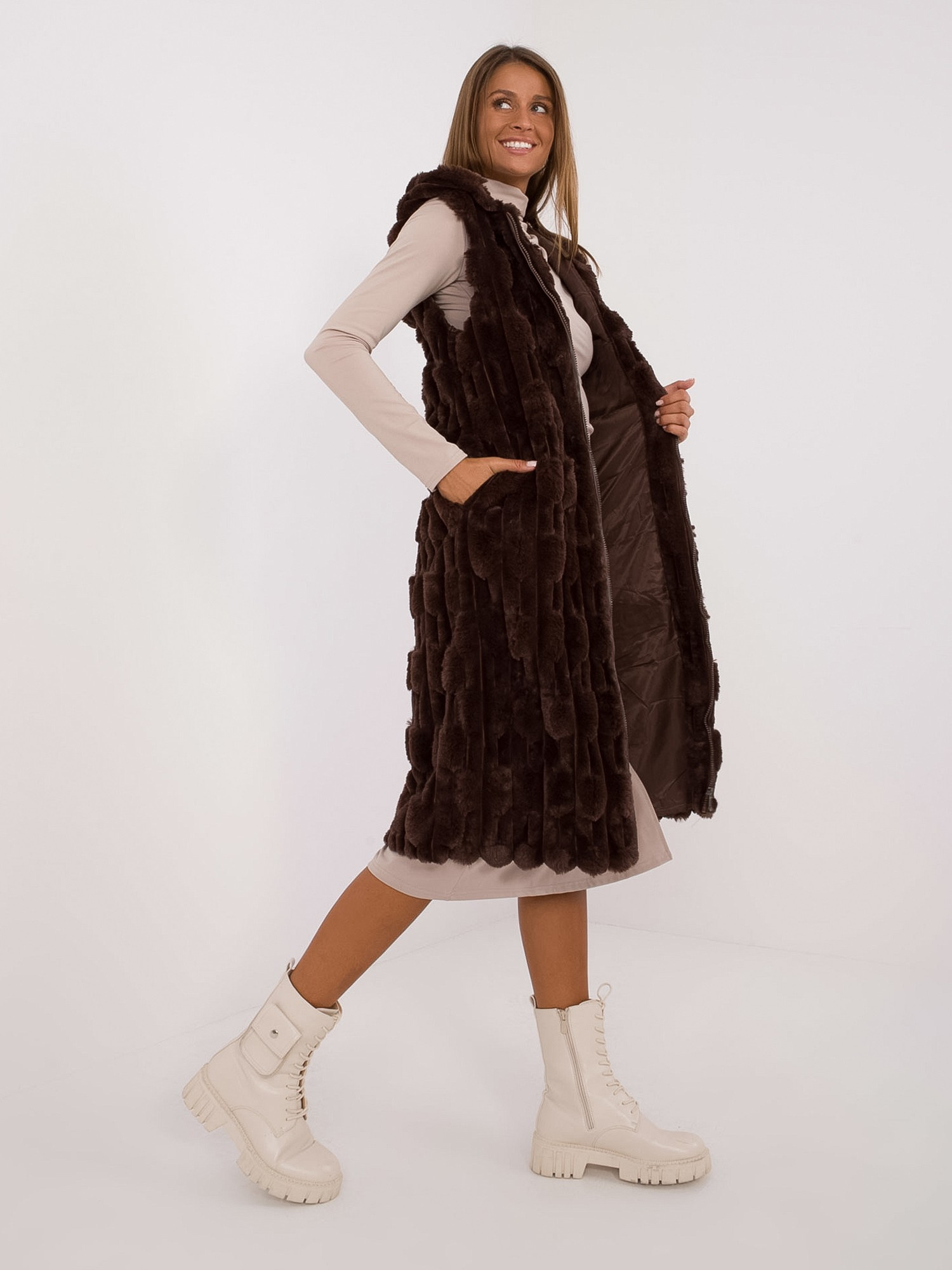 Tmavohnedá midi kožúšková vesta s kapucňou AT-KZ-2368-1.07-dark brown Veľkosť: S/M