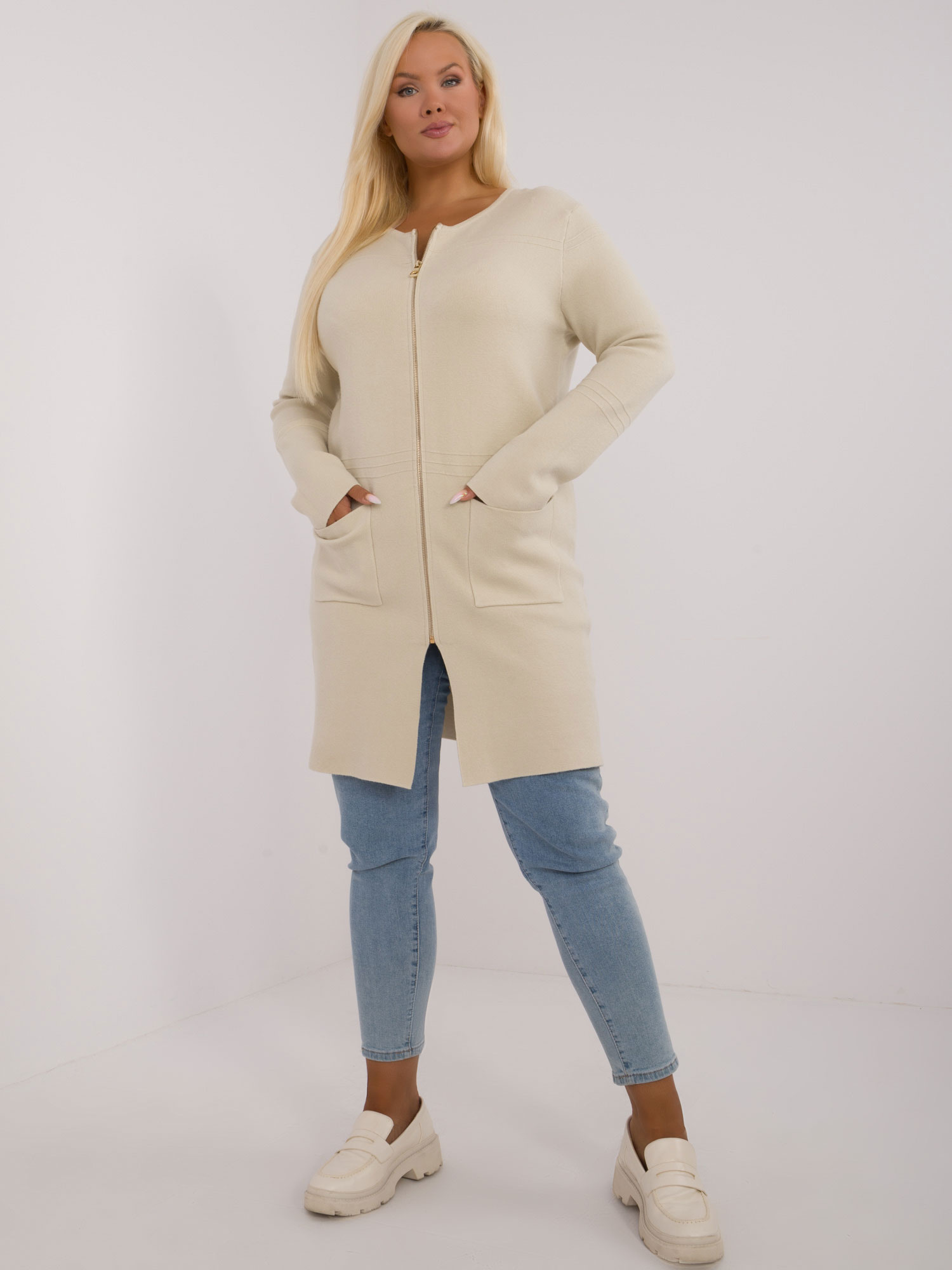 Smotanový dámsky sveter so zapínaním PM-SW-PM793.01-light beige Veľkosť: 2XL/3XL