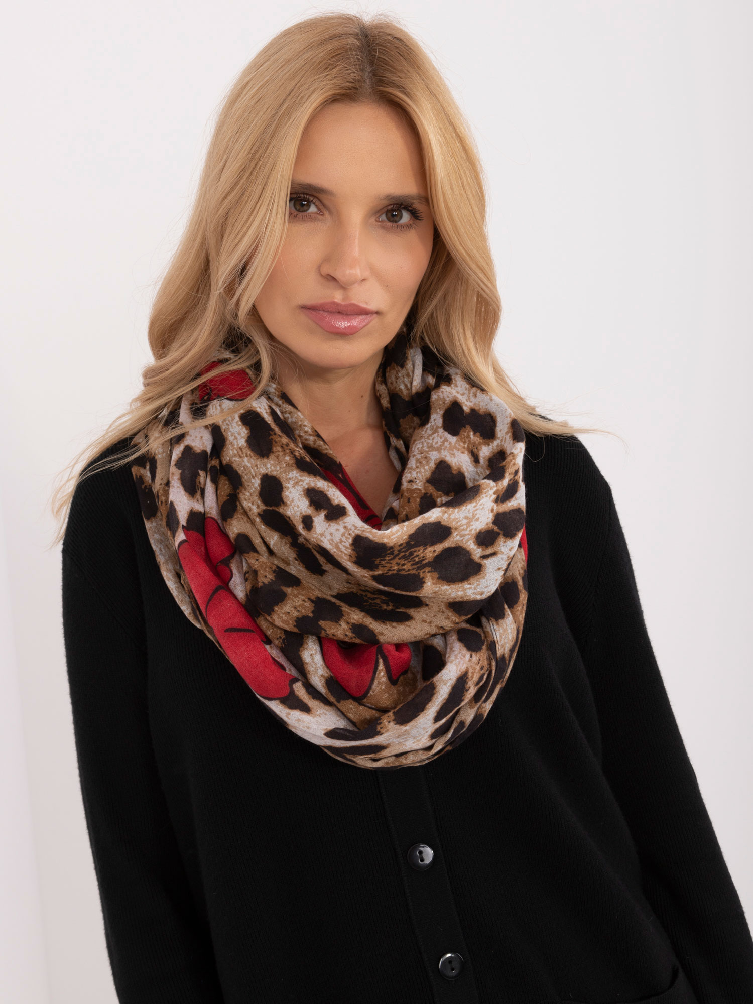 Béžová dámska šatka so zvieracou potlačou a kvetinami AT-KM-S-2646.80-beige Veľkosť: ONE SIZE