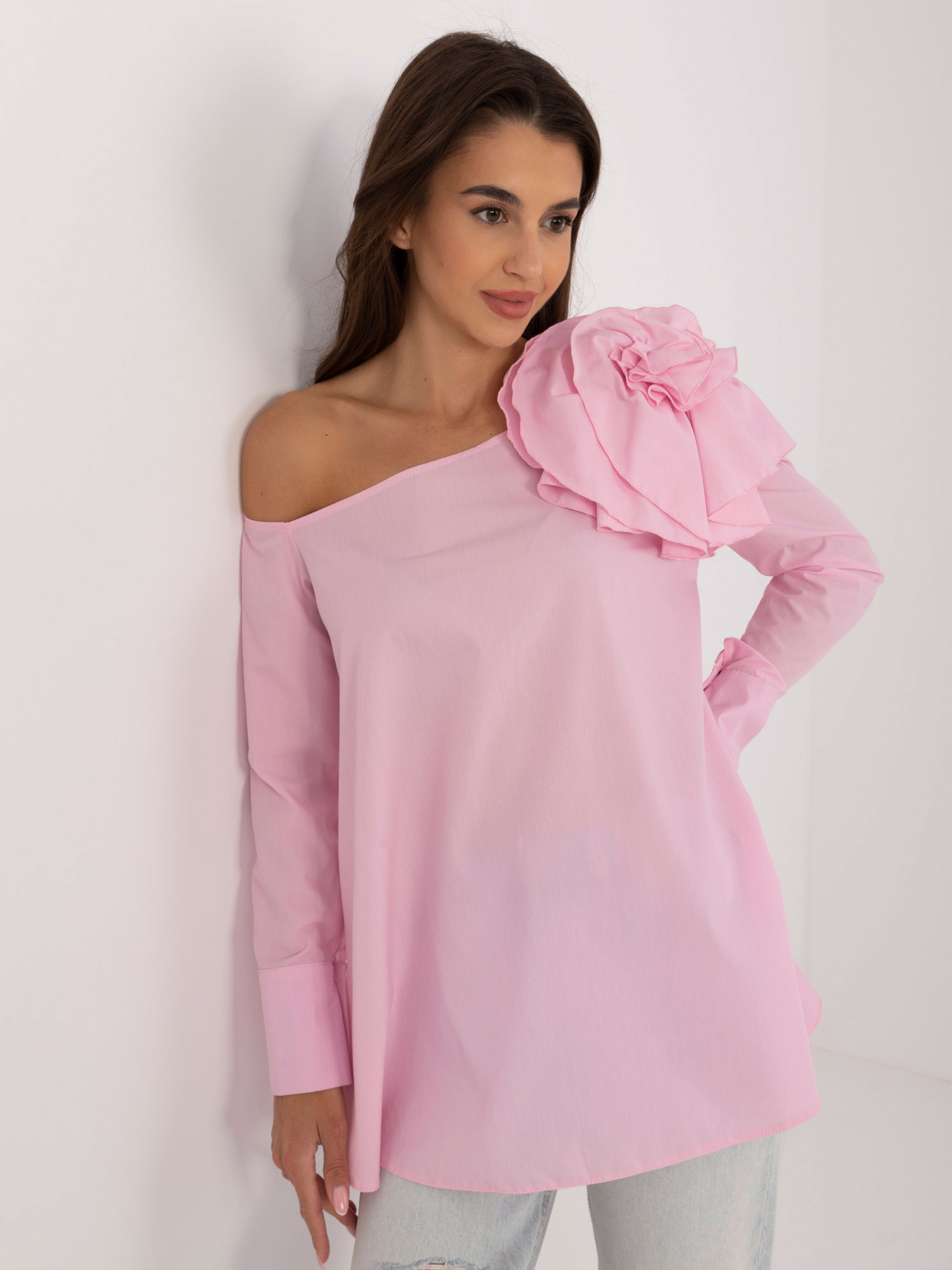 Ružová elegantná blúzka s kvetinovou brošňou LK-BZ-509656.21-pink Veľkosť: L
