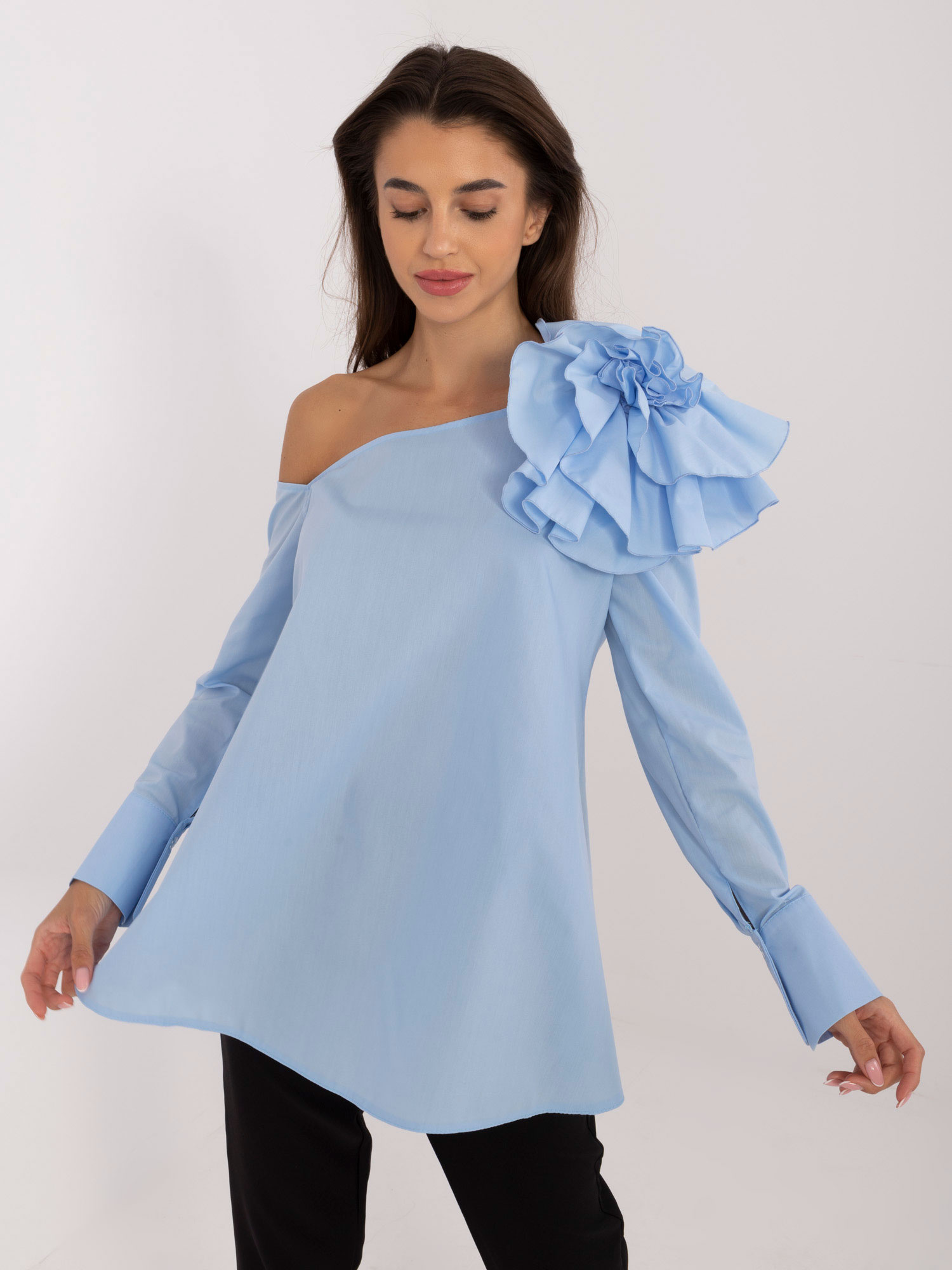 Svetlomodrá elegantná blúzka s kvetinovou brošňou LK-BZ-509656.21-light blue Veľkosť: S