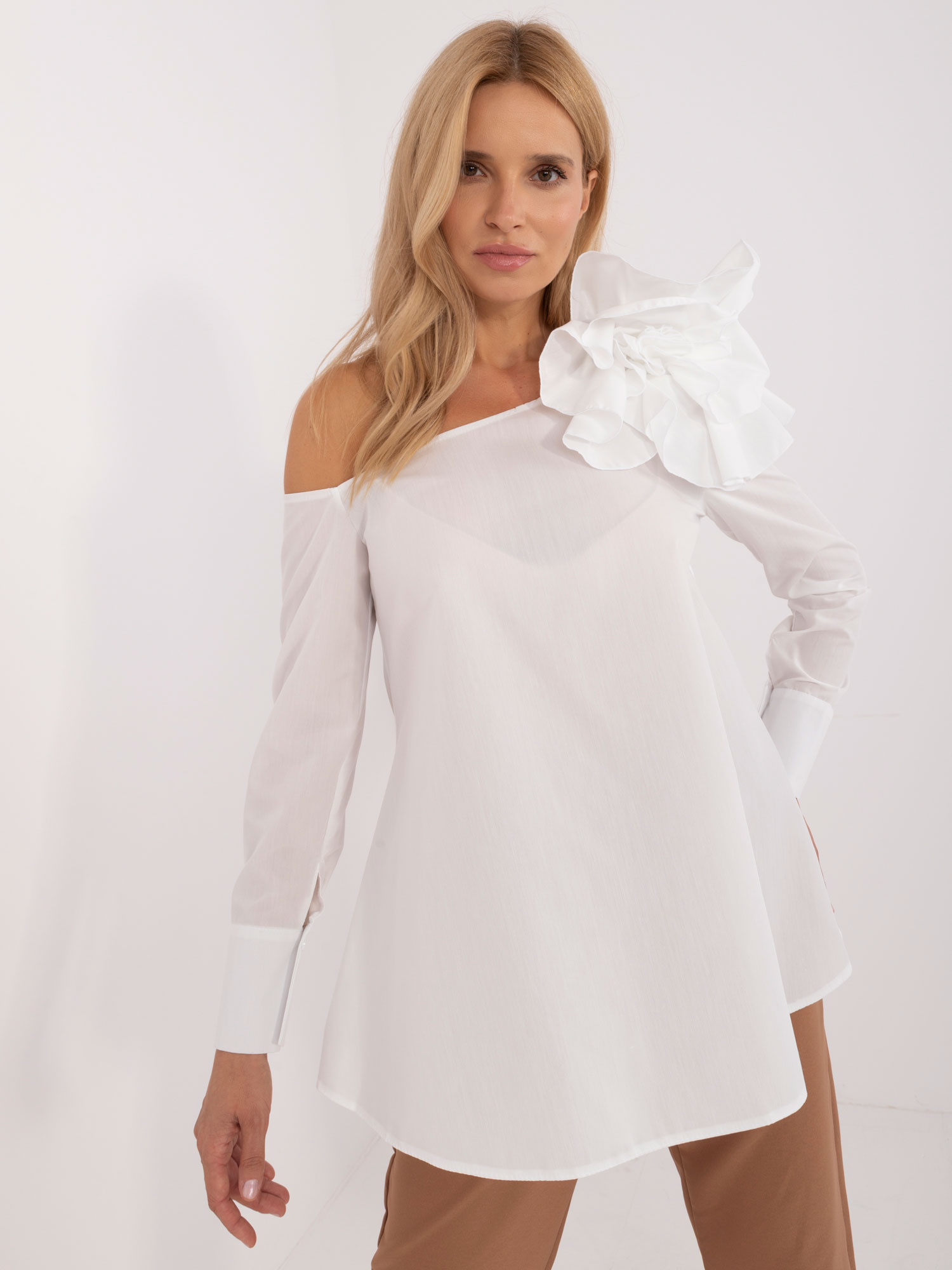Biela elegantná blúzka s kvetinovou brošňou LK-BZ-509656.21-white Veľkosť: S