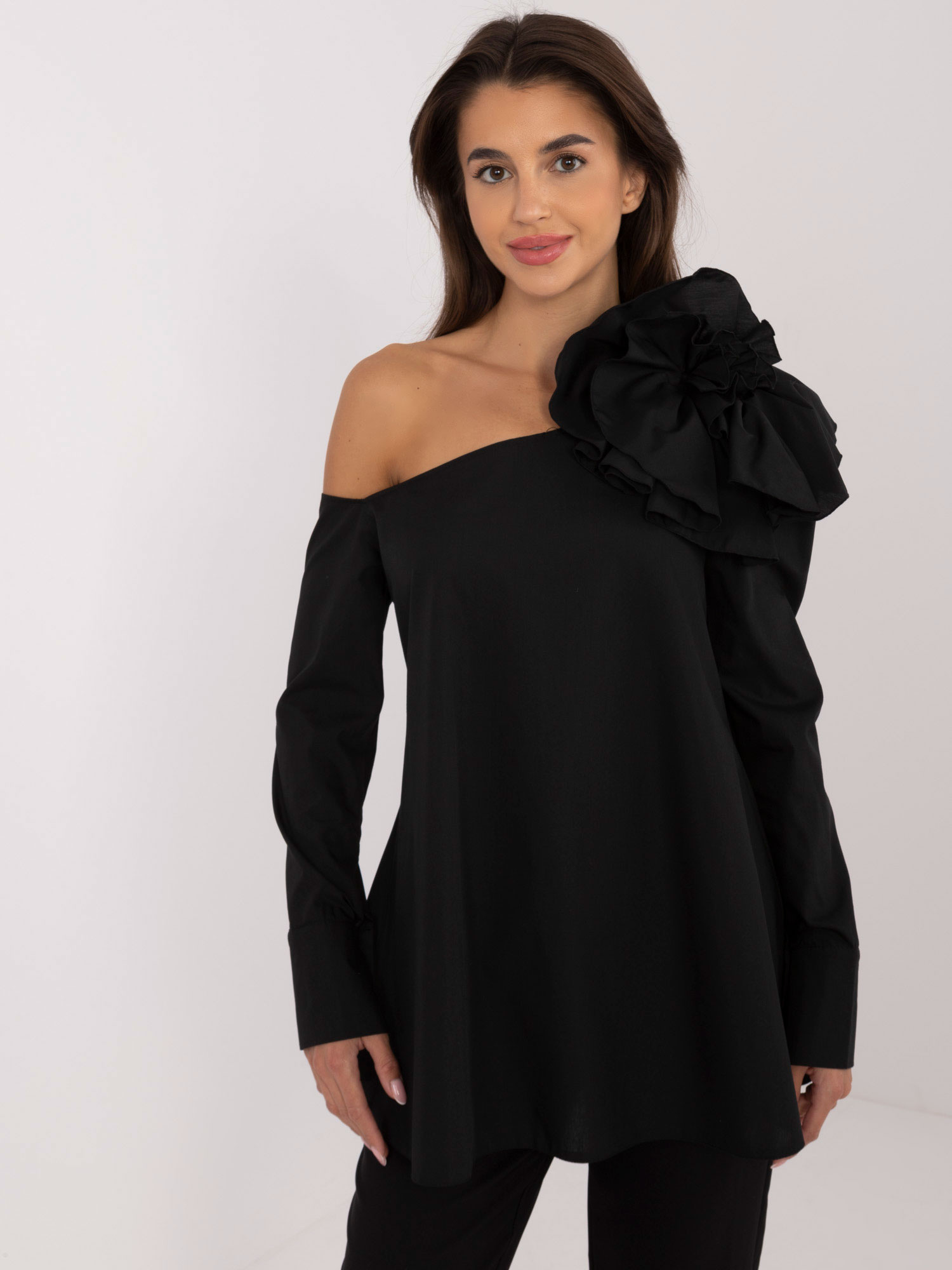 Čierna elegantná blúzka s kvetinovou brošňou LK-BZ-509656.21-black Veľkosť: M