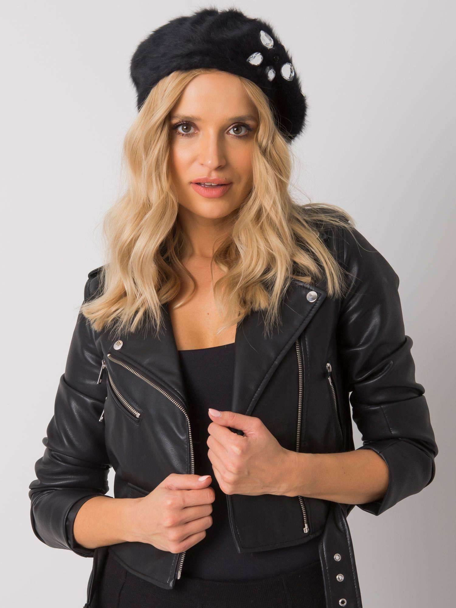 Čierny kožušinový baret s kamienkami AT-CZ-BF38834-1-black Veľkosť: ONE SIZE