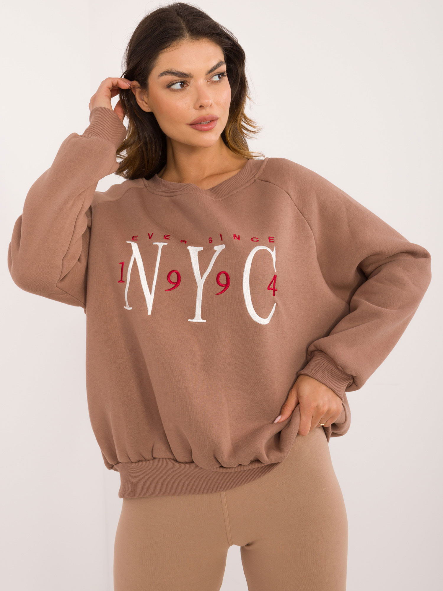 Svetlohnedá mikina s výšivkou NYC EM-BL-857.88- light brown Veľkosť: ONE SIZE