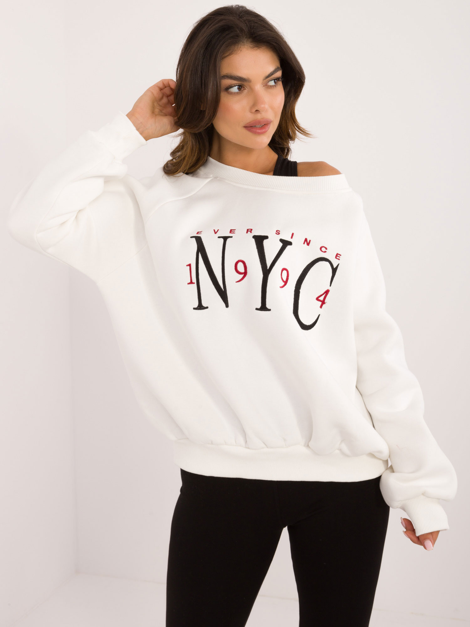 Smotanová mikina s výšivkou NYC EM-BL-857.88-ecru Veľkosť: ONE SIZE