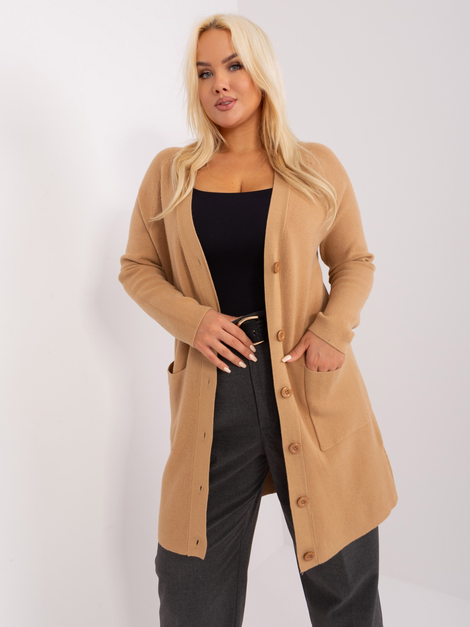 Svetlohnedý sveter na gombíky s vreckami -PM-SW-PM-3732.10-camel Veľkosť: XL/2XL