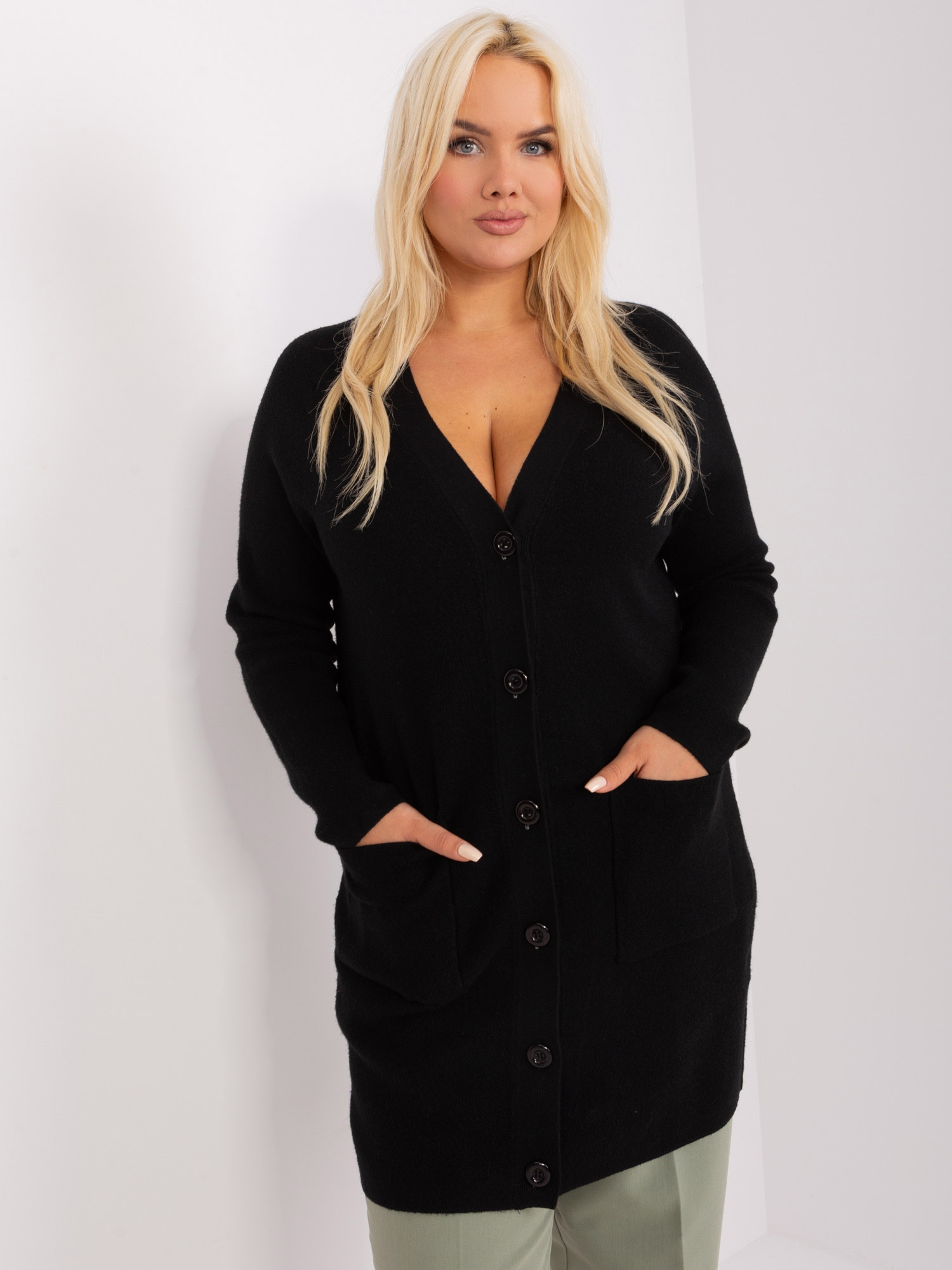 Čierny sveter na gombíky s vreckami PM-SW-PM-3732.10-black Veľkosť: XL/2XL