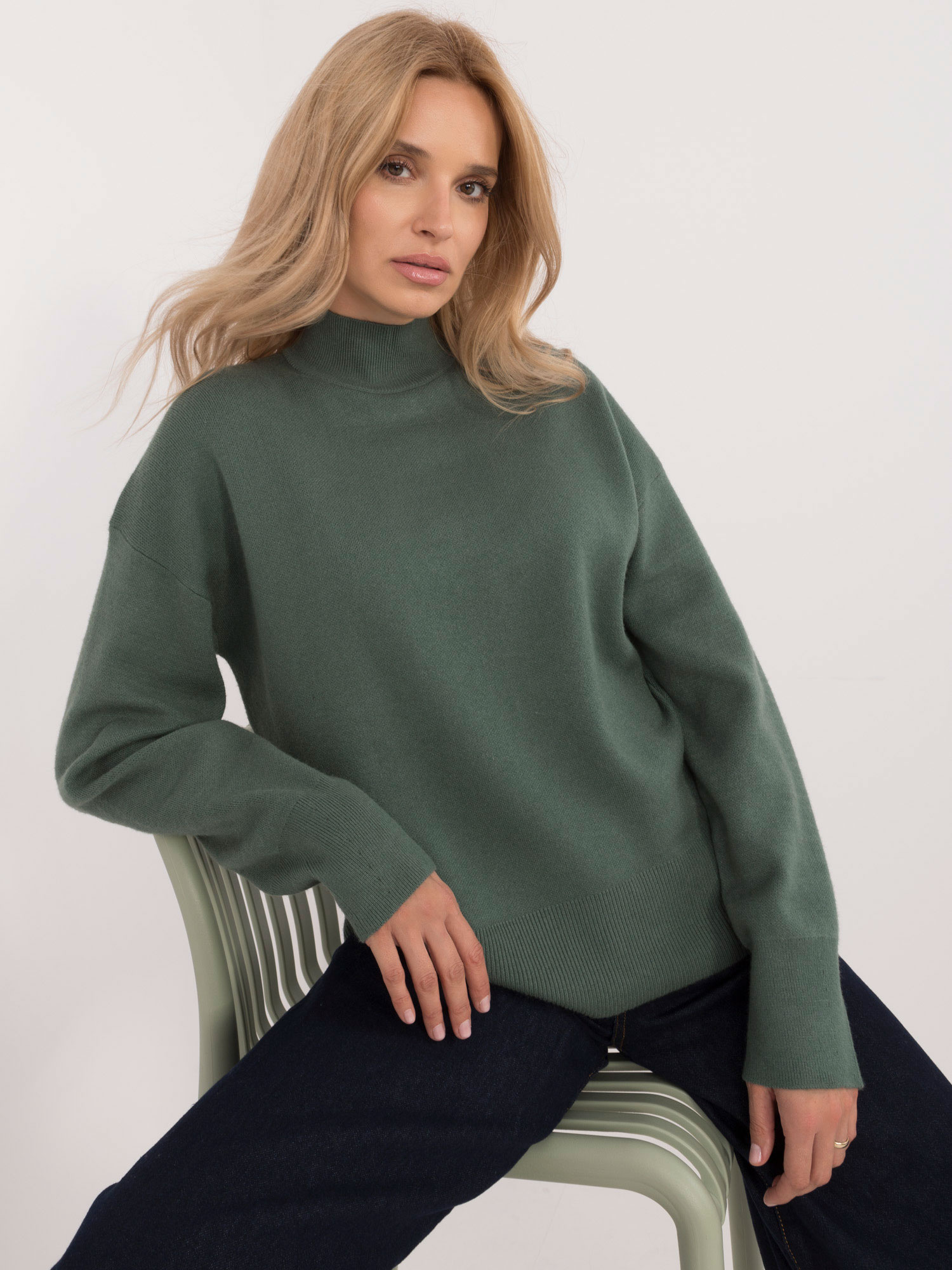 Dámsky khaki sveter s rolákom D93111AD90910A2-khaki Veľkosť: L