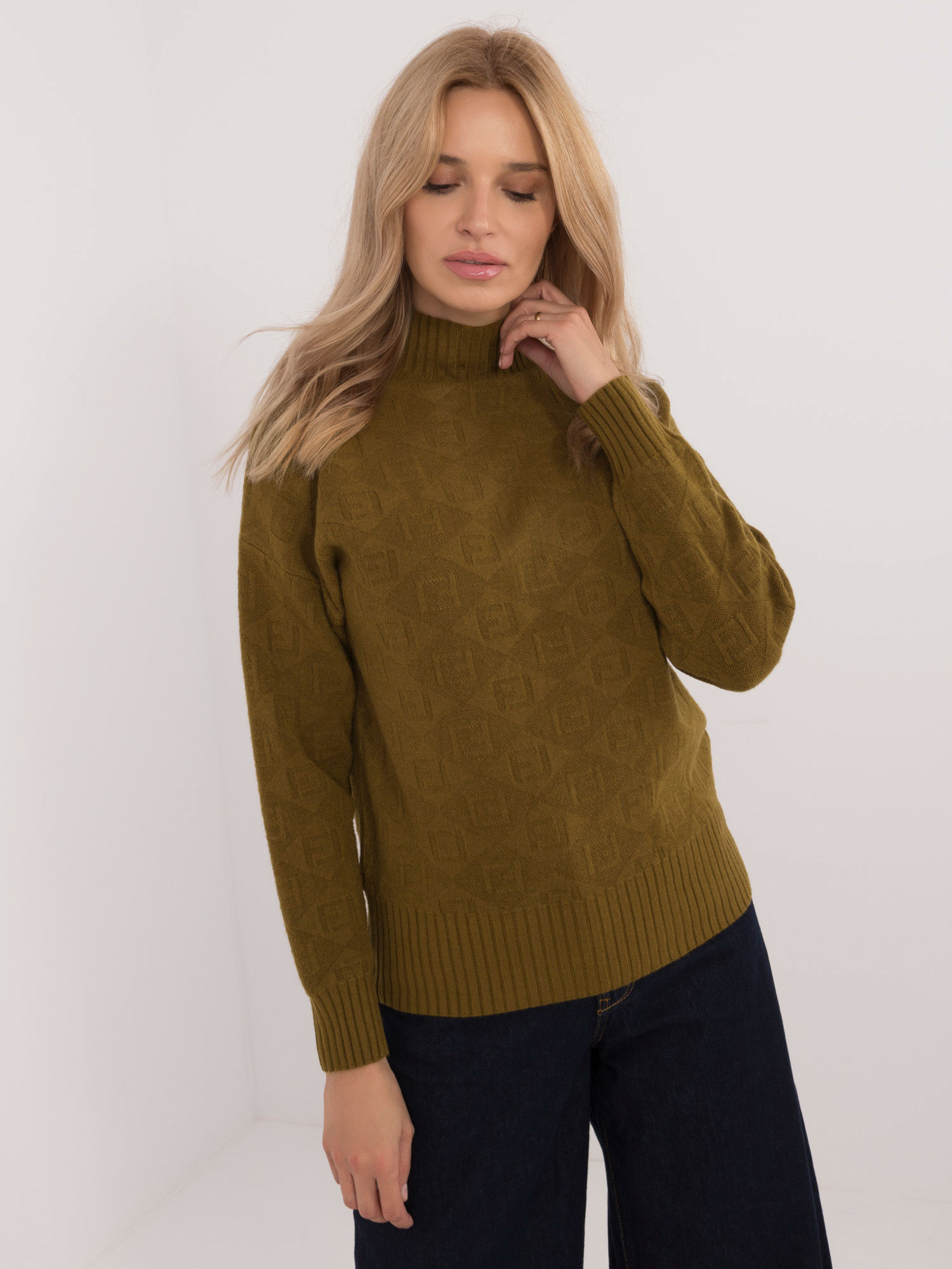 Khaki dámsky sveter so vzormi AT-SW-2339.54-khaki Veľkosť: ONE SIZE