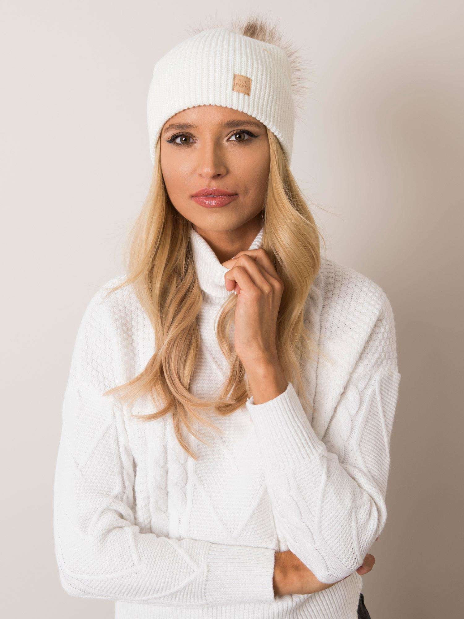 Dámska béžová čiapka s brmbolcom JK-CZ-15.70-ecru Veľkosť: ONE SIZE