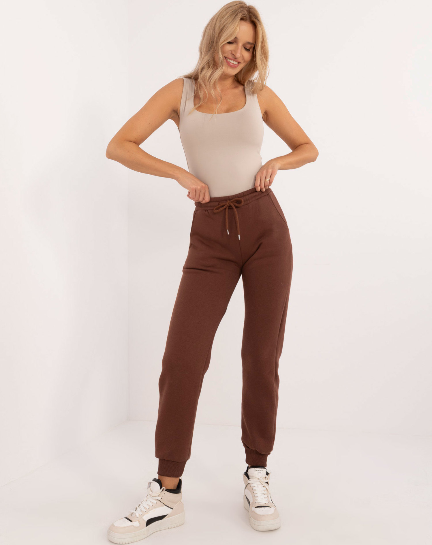 Tmavohnedé dámske tepláky s vreckami EM-DR-661.00-dark brown Veľkosť: ONE SIZE