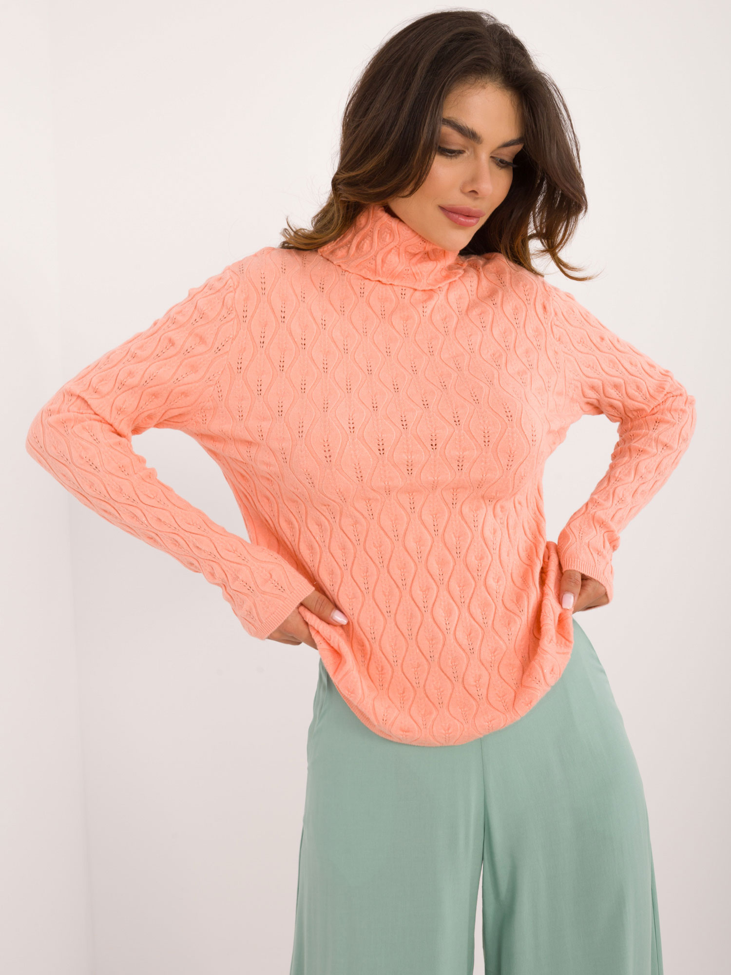 Marhuľový dámsky rolák AT-SW-2334-2.61-peach Veľkosť: ONE SIZE