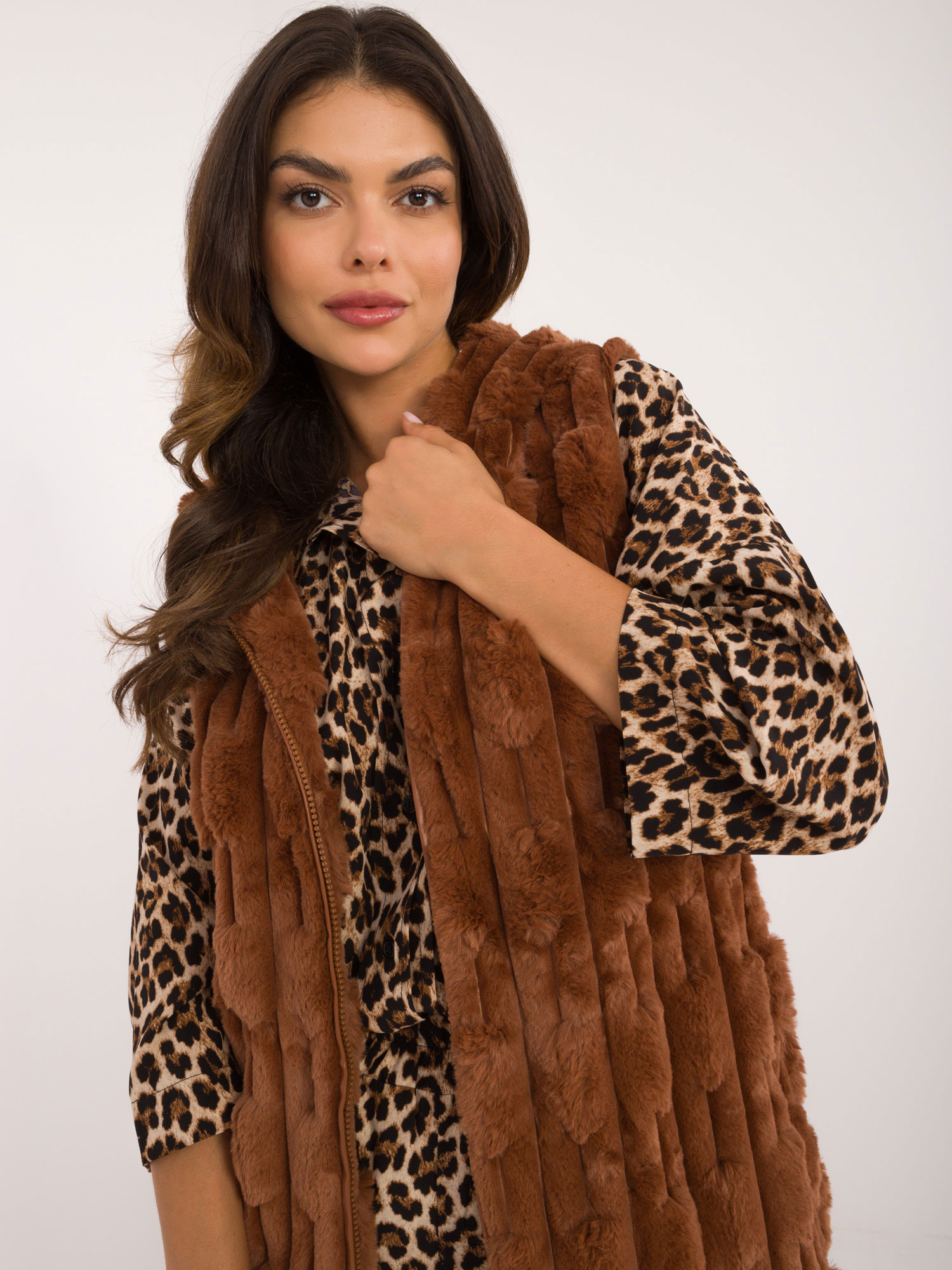 Dámska hnedá kožúšková vesta AT-KZ-2368-1.13-brown Veľkosť: L/XL