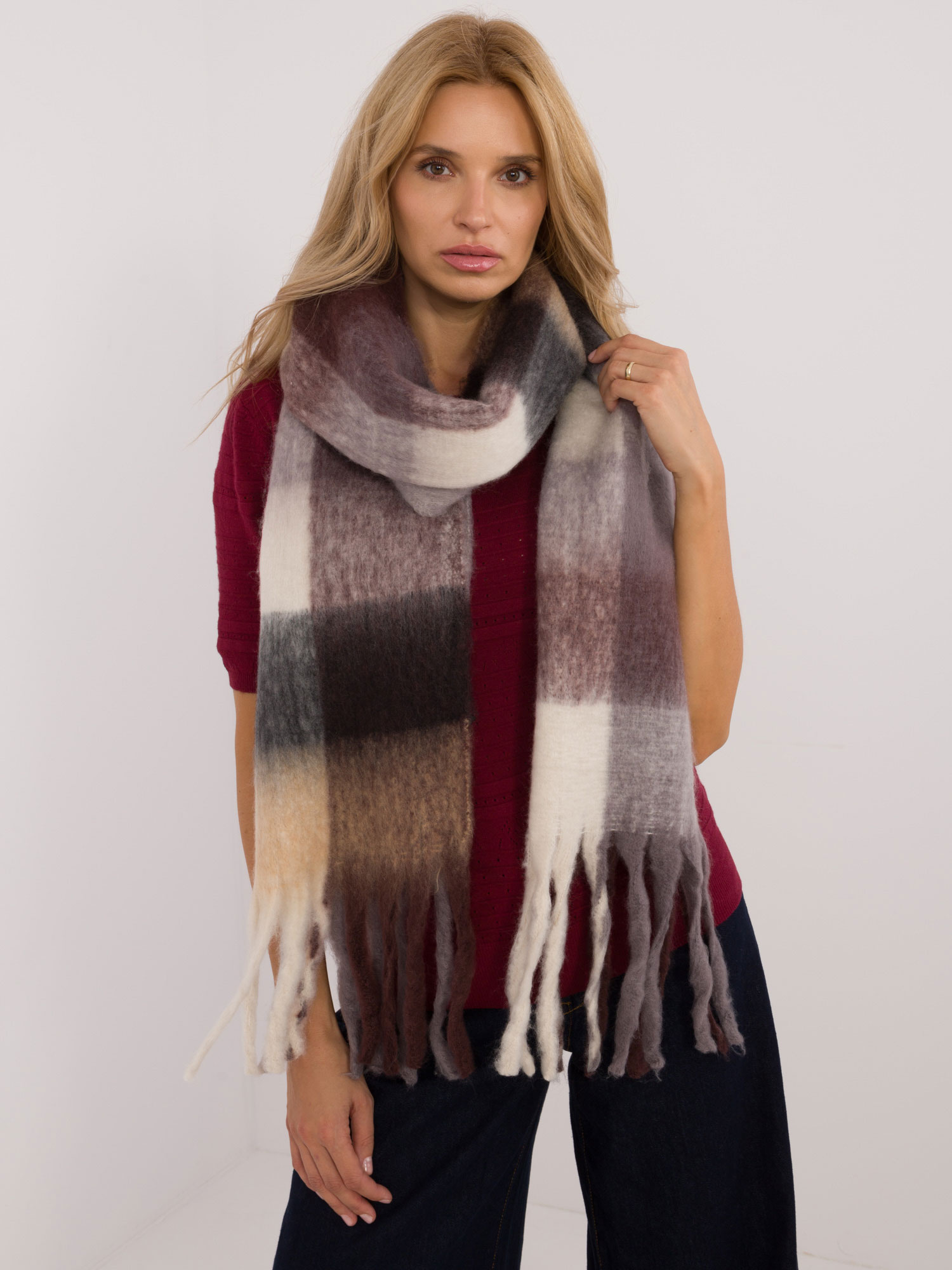 Hnedo-béžový dámsky károvaný šál so strapcami AT-SZ-2312501.62-brown Veľkosť: ONE SIZE
