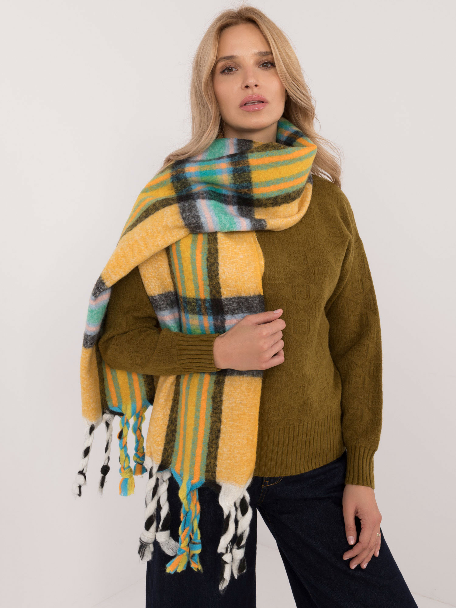 Žltý dámsky károvaný šál so strapcami AT-SZ-231501.49-dark yellow Veľkosť: ONE SIZE