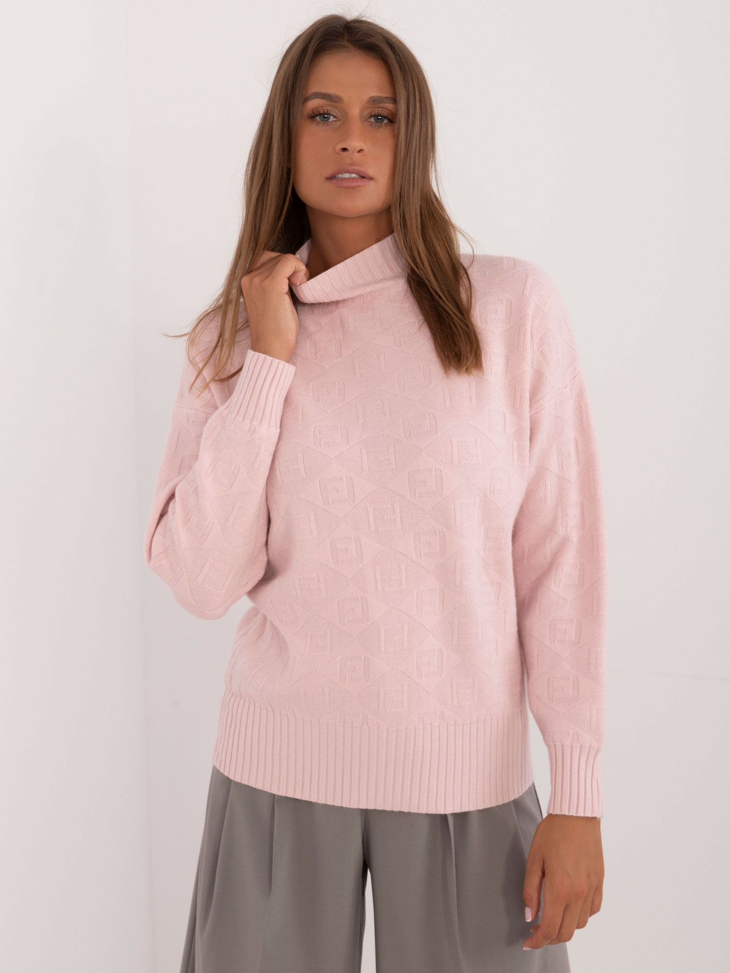 Svetloružový dámsky sveter so vzormi AT-SW-2339.54-light pink Veľkosť: ONE SIZE