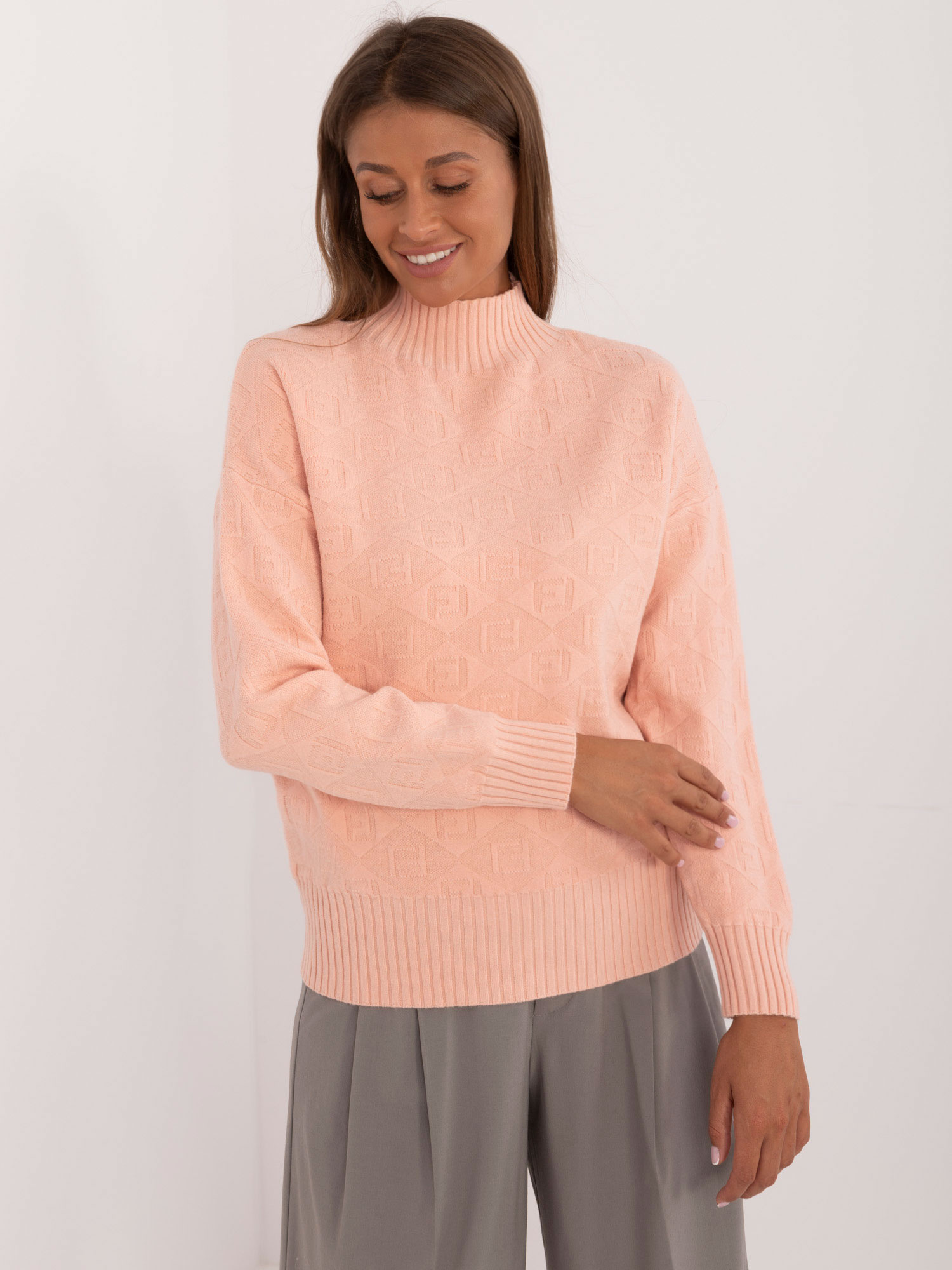 Marhuľový dámsky sveter so vzormi AT-SW-2339.54-peach Veľkosť: ONE SIZE