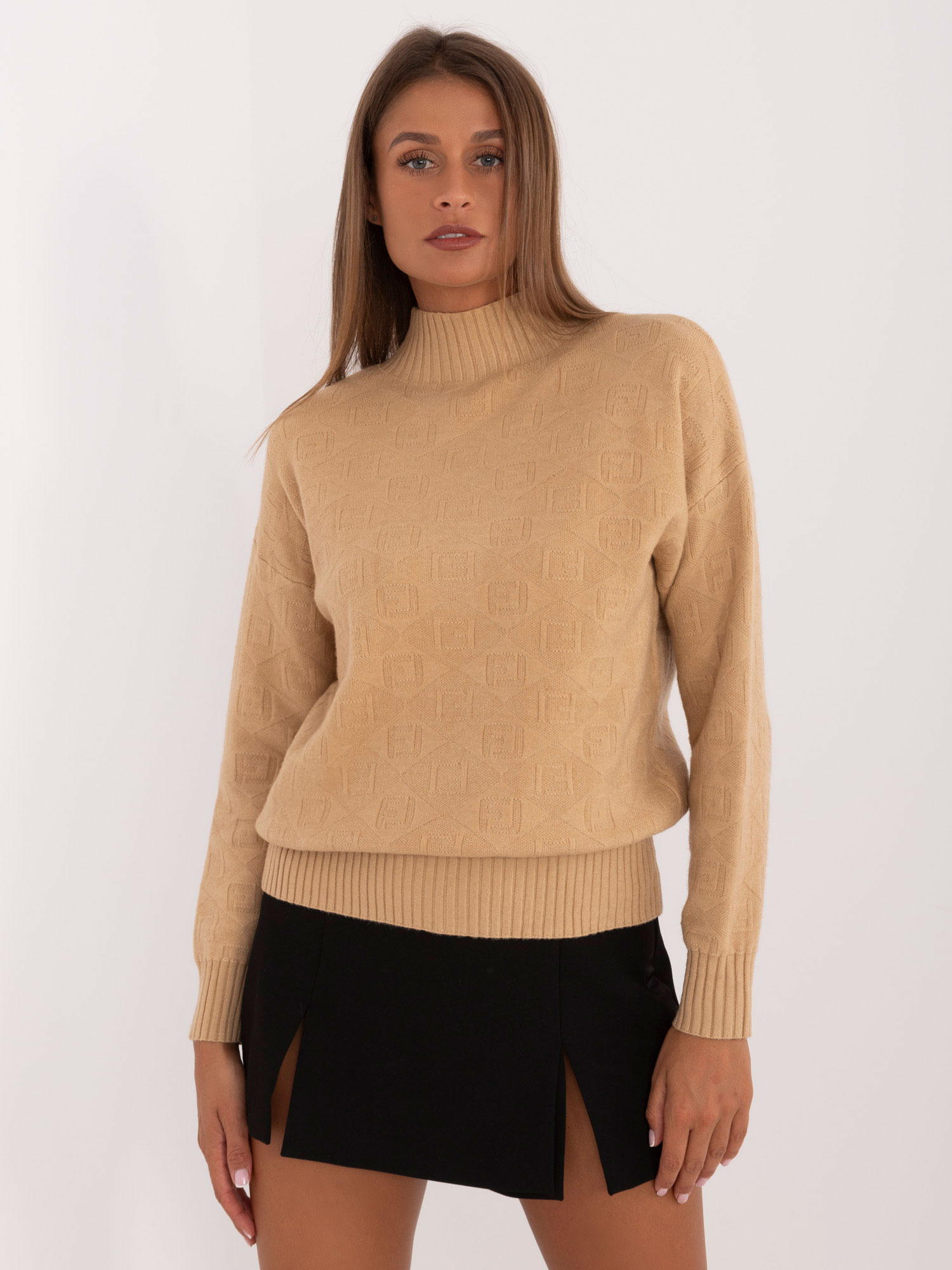 Svetlohnedý dámsky sveter so vzormi AT-SW-2339.54-light brown Veľkosť: ONE SIZE